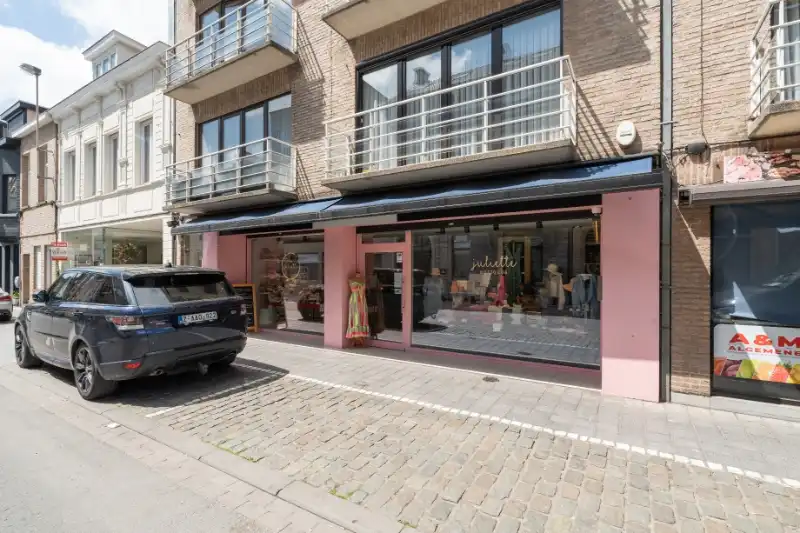 Roeselare-stadskern. Uitstekend gelegen handelspand voor winkel | praktijk | kantoor met 120m2 ruimte + aanpalende garage. Instapklaar en vernieuwd. foto {{pictureIndex}}