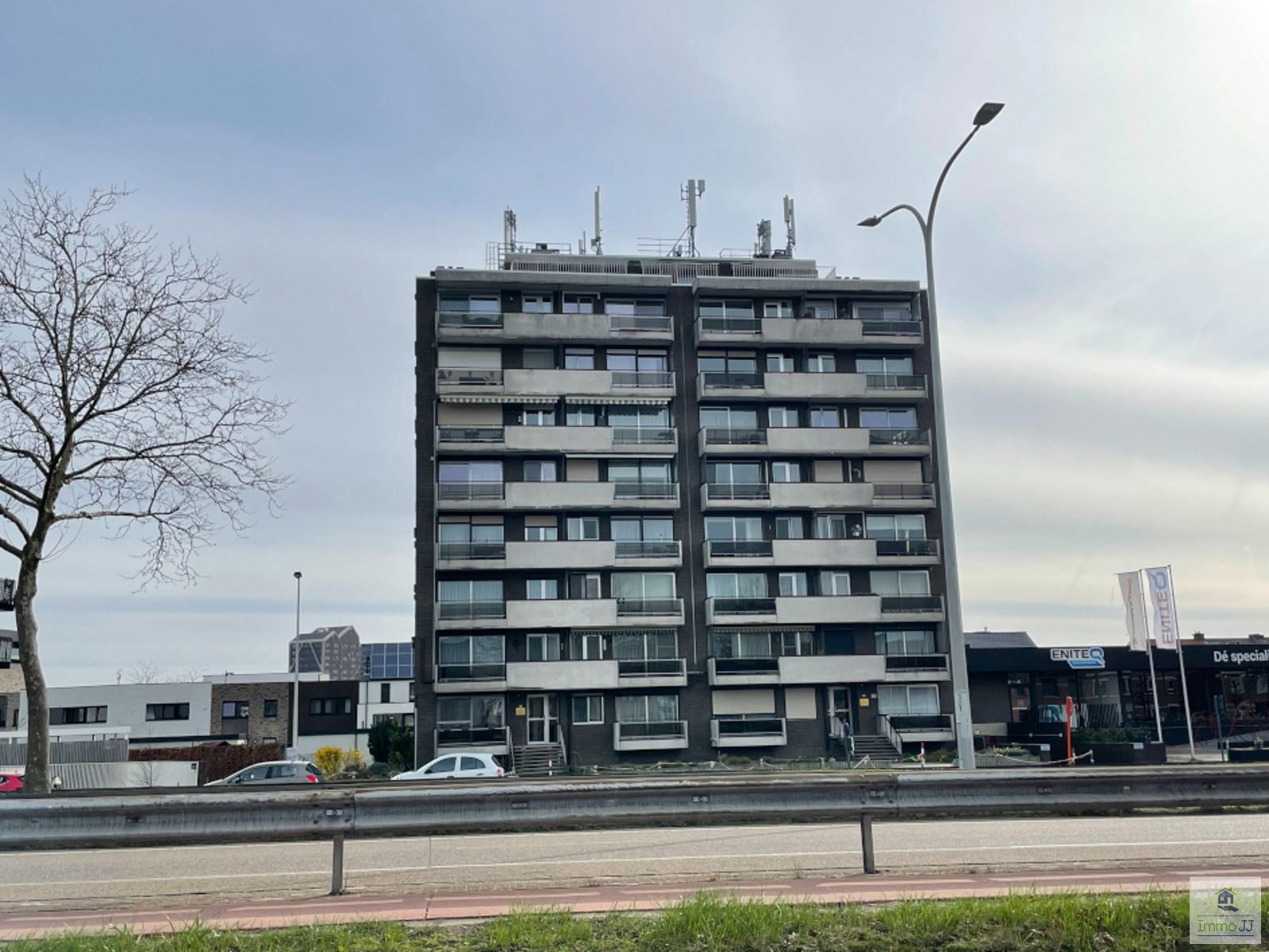 Vernieuwd app. met 2 slaapkamers en parking foto 2