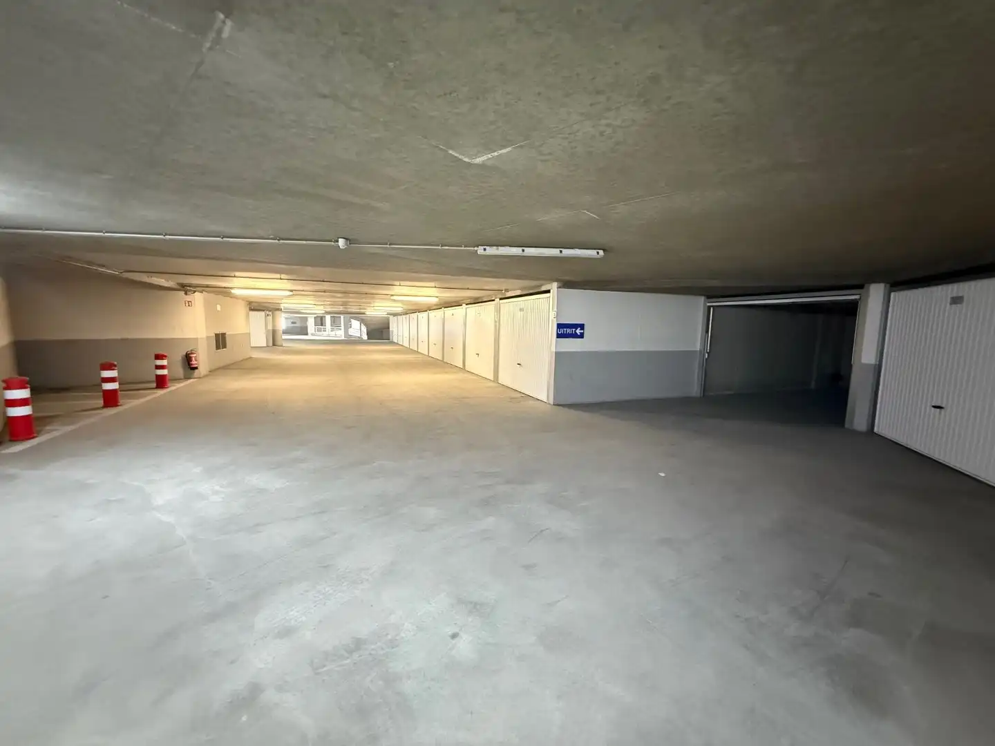 RES. J. STÜBBENPARK - GESLOTEN GARAGEBOX - DUINBERGEN foto 3