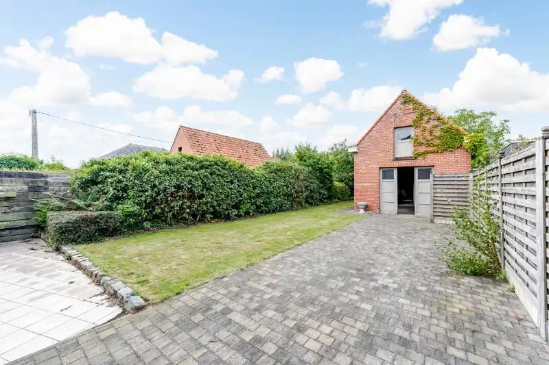 Hooglede-centrum. Charmante | ruime | half open bebouwing op 740m2 met > 4 slaapkamers, apart bijgebouw van +/- 60m2. Ideaal voor gezinnen / extra polyvalente ruimtes, ideaal gelegen. foto 3