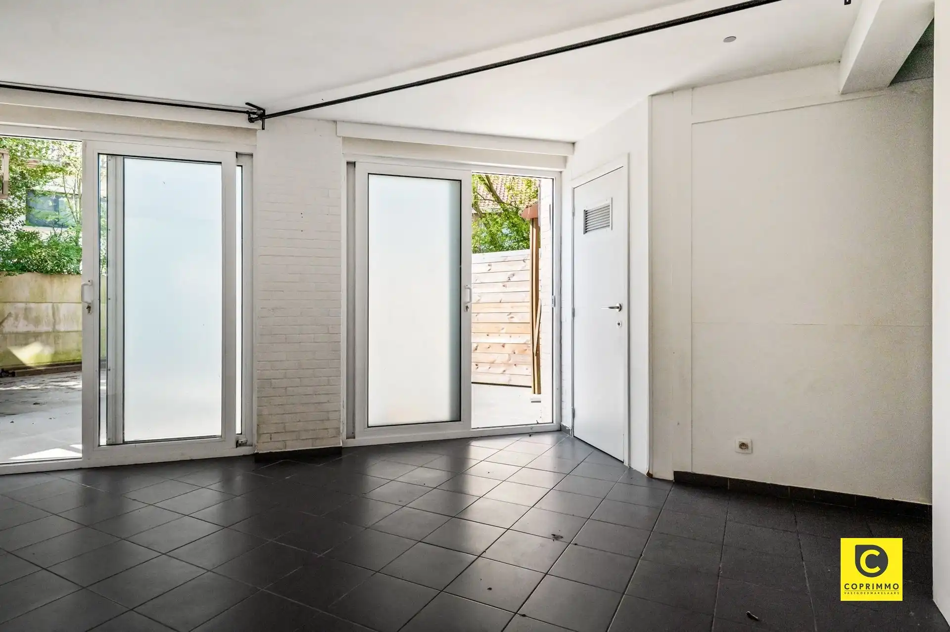 Op te frissen GLV met 1 à 2 slpks, tuintje & staanplaats! foto 5