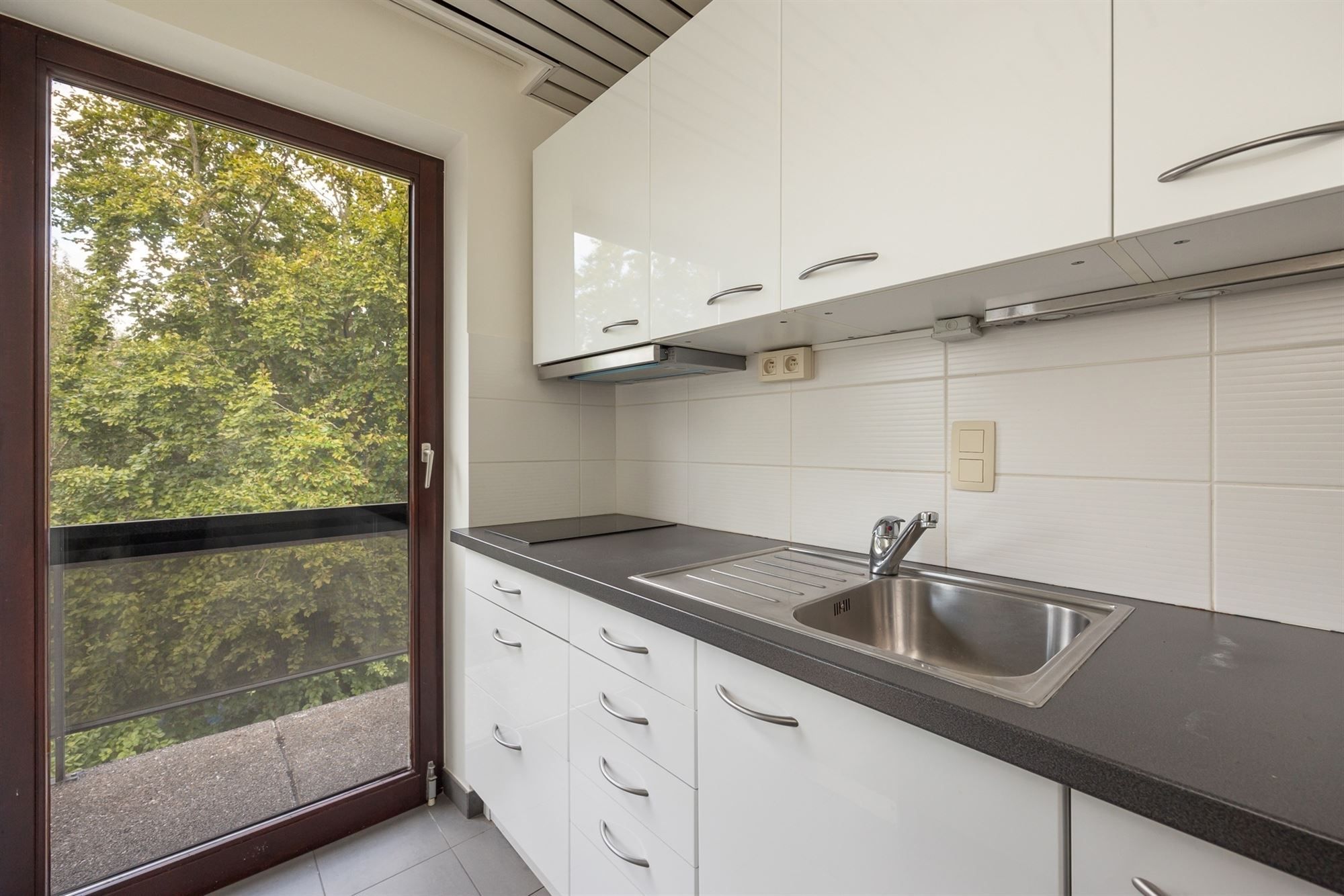 Lichtrijke serviceflat met terras foto 14