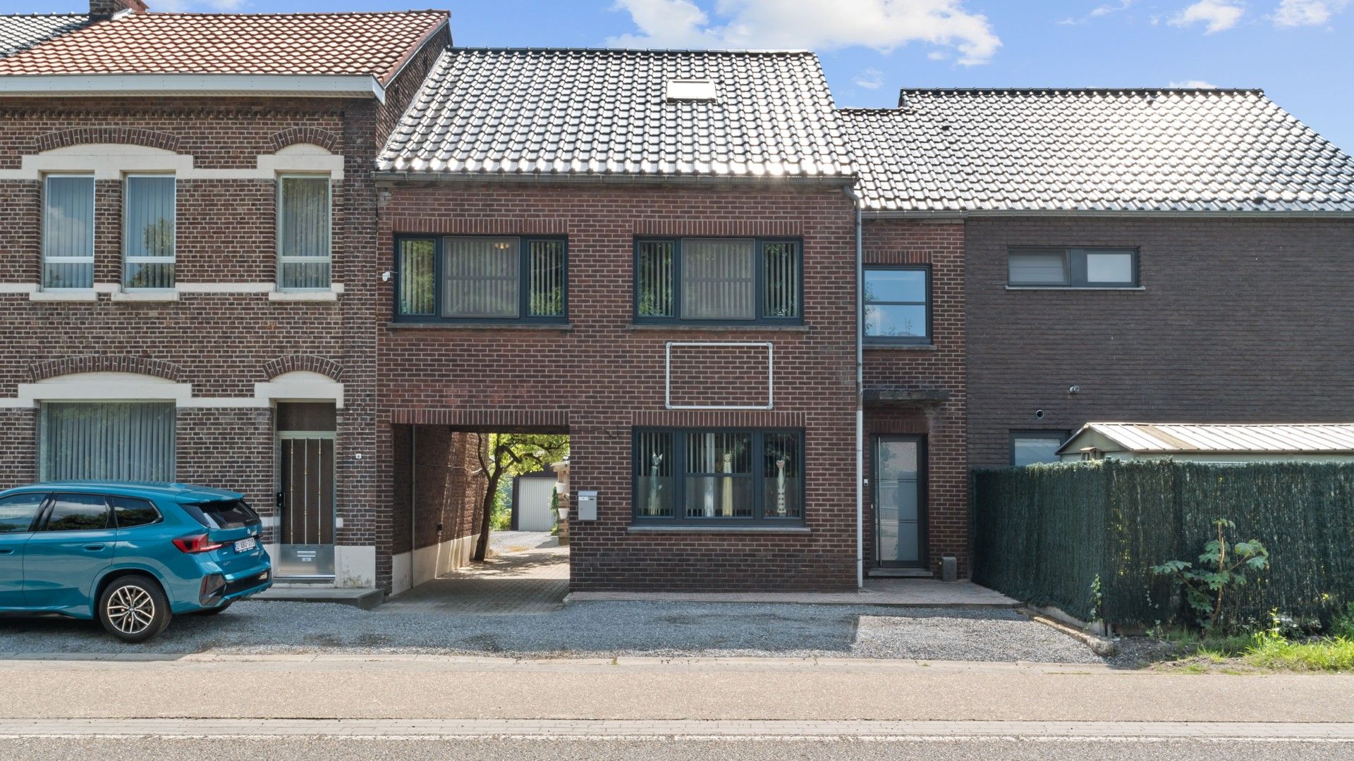 Instapklare gezinswoning met 3 slkrs in Genk foto {{pictureIndex}}