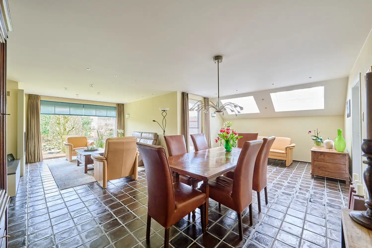 Residentieel en op een uitgestrekt perceel gelegen vernieuwde woning met 3/4 slaapkamers foto 5