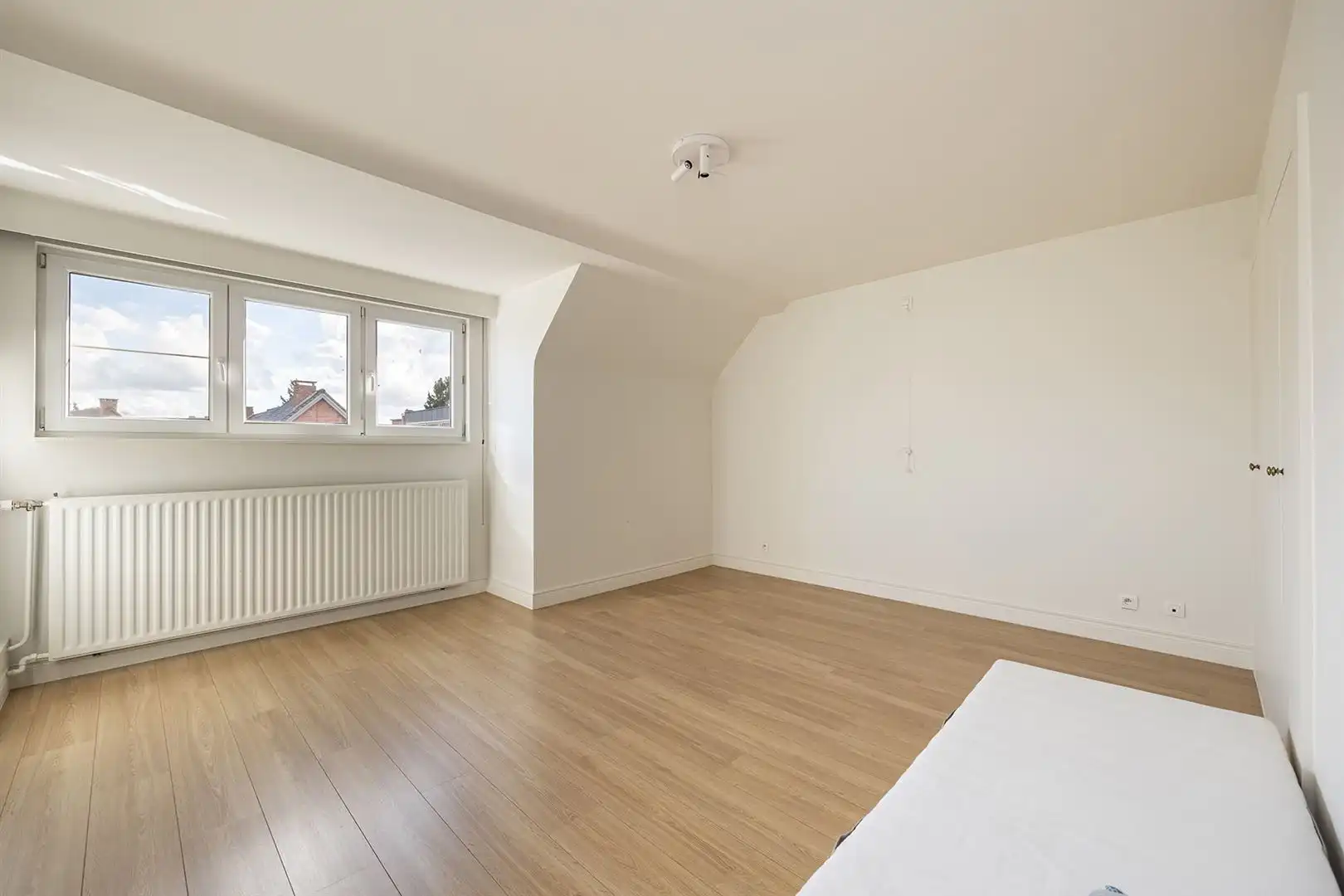 Gerenoveerde woning met vier slaapkamers en garage op rustige locatie foto 13