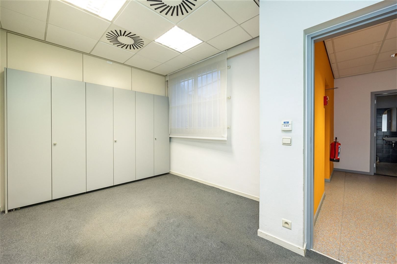 Voormalig bankkantoor te huur op de Diksmuidelaan foto 10
