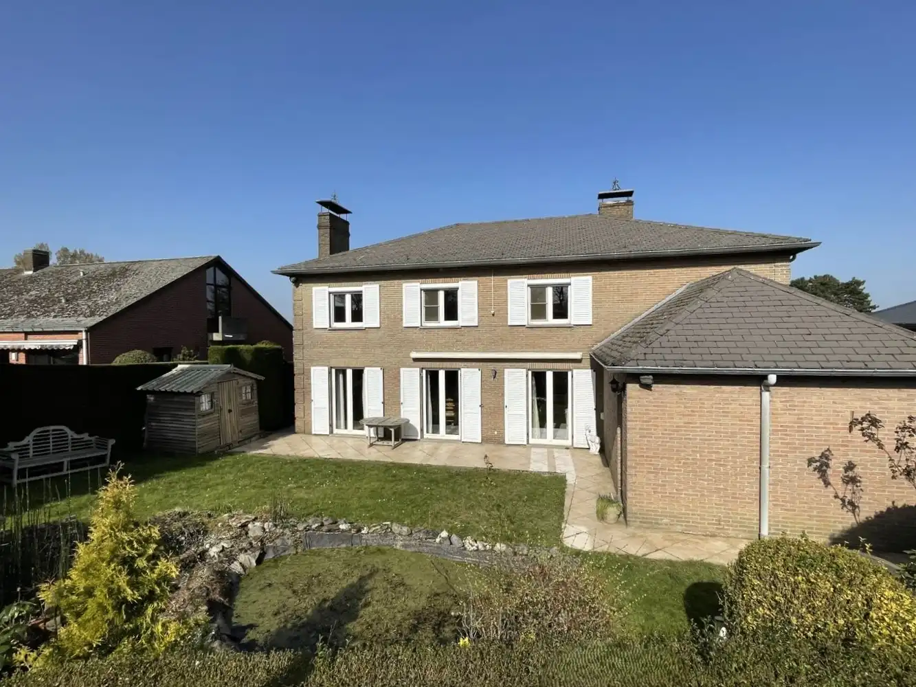 Karaktervolle vrijstaande villa met 5 slaapkamers en mooie tuin foto 2