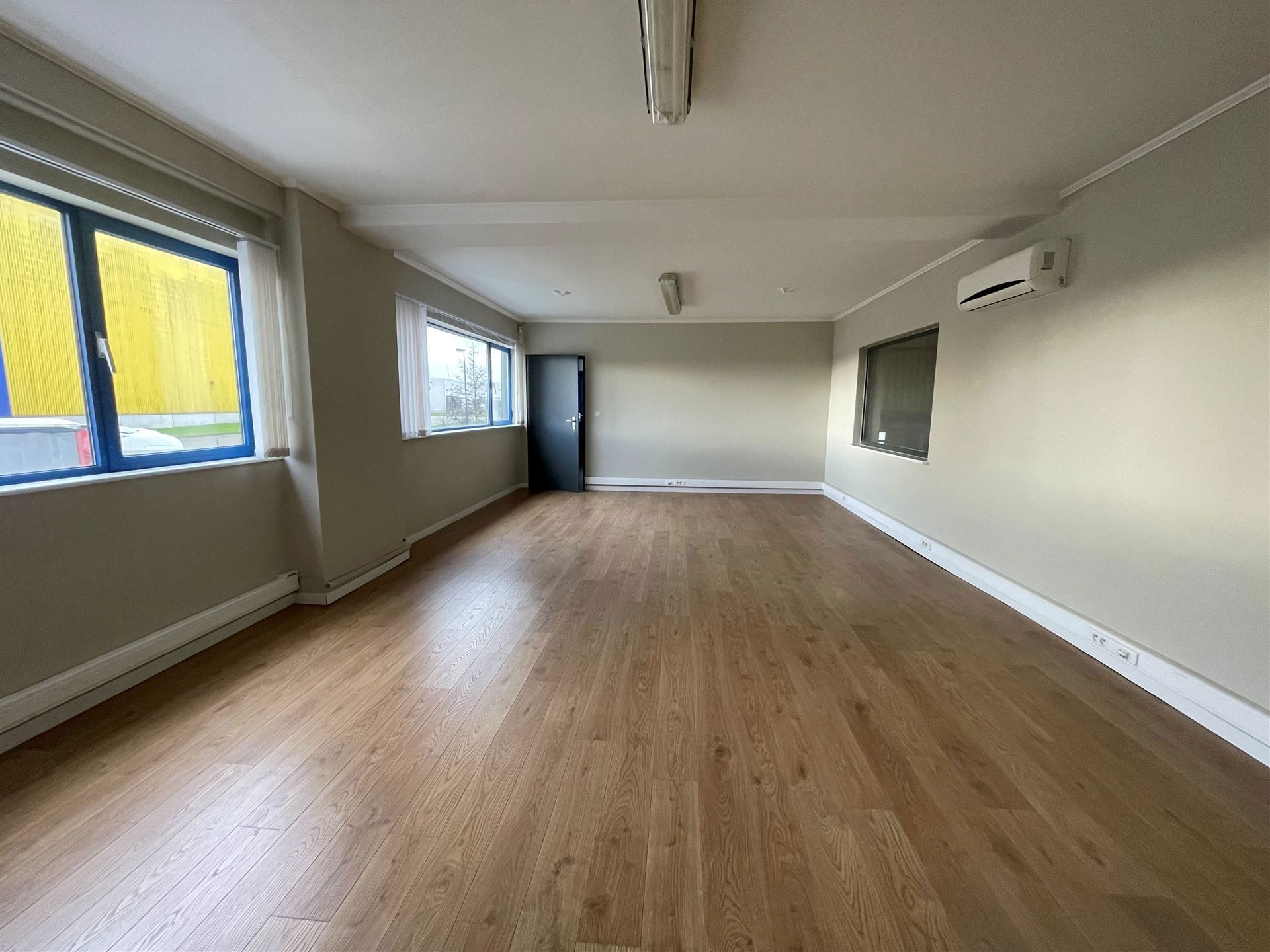 Kontich Satenrozen magazijn 700m² met kantoor 140m² foto 6