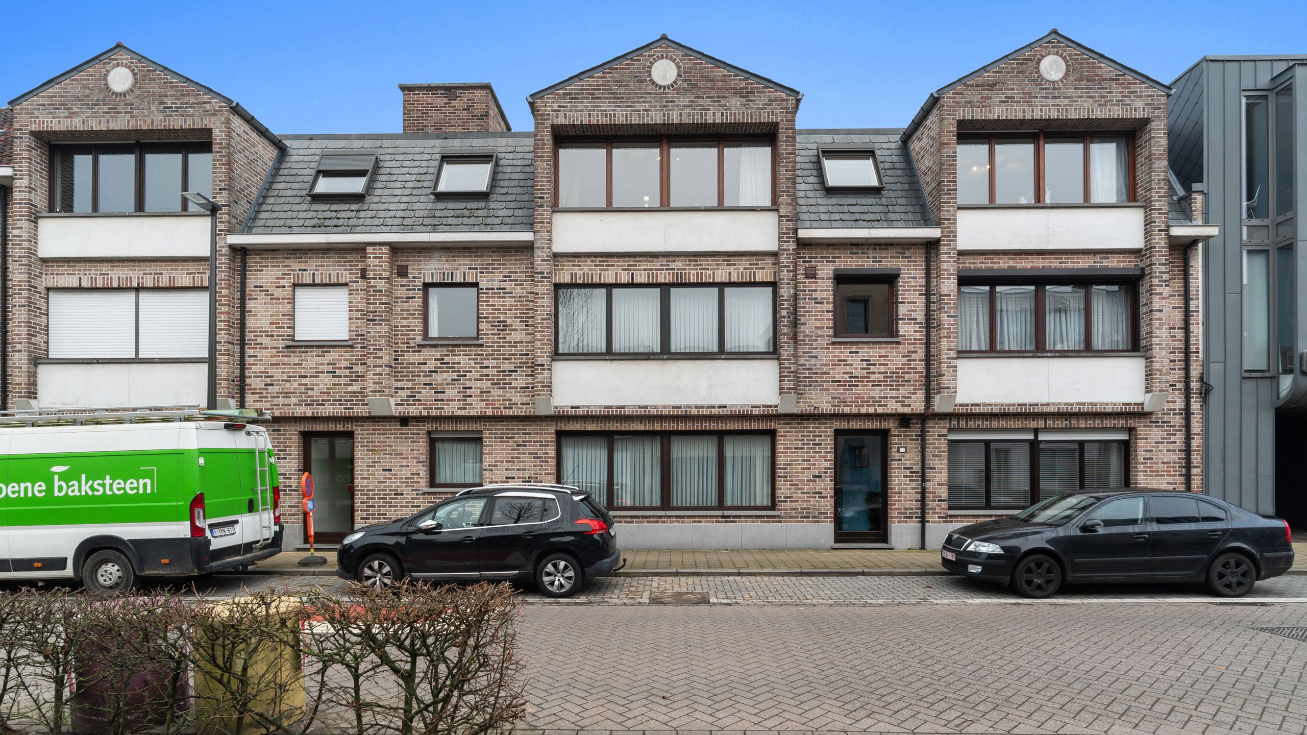 Ruim appartement van 245 m² centraal in Mortsel foto {{pictureIndex}}
