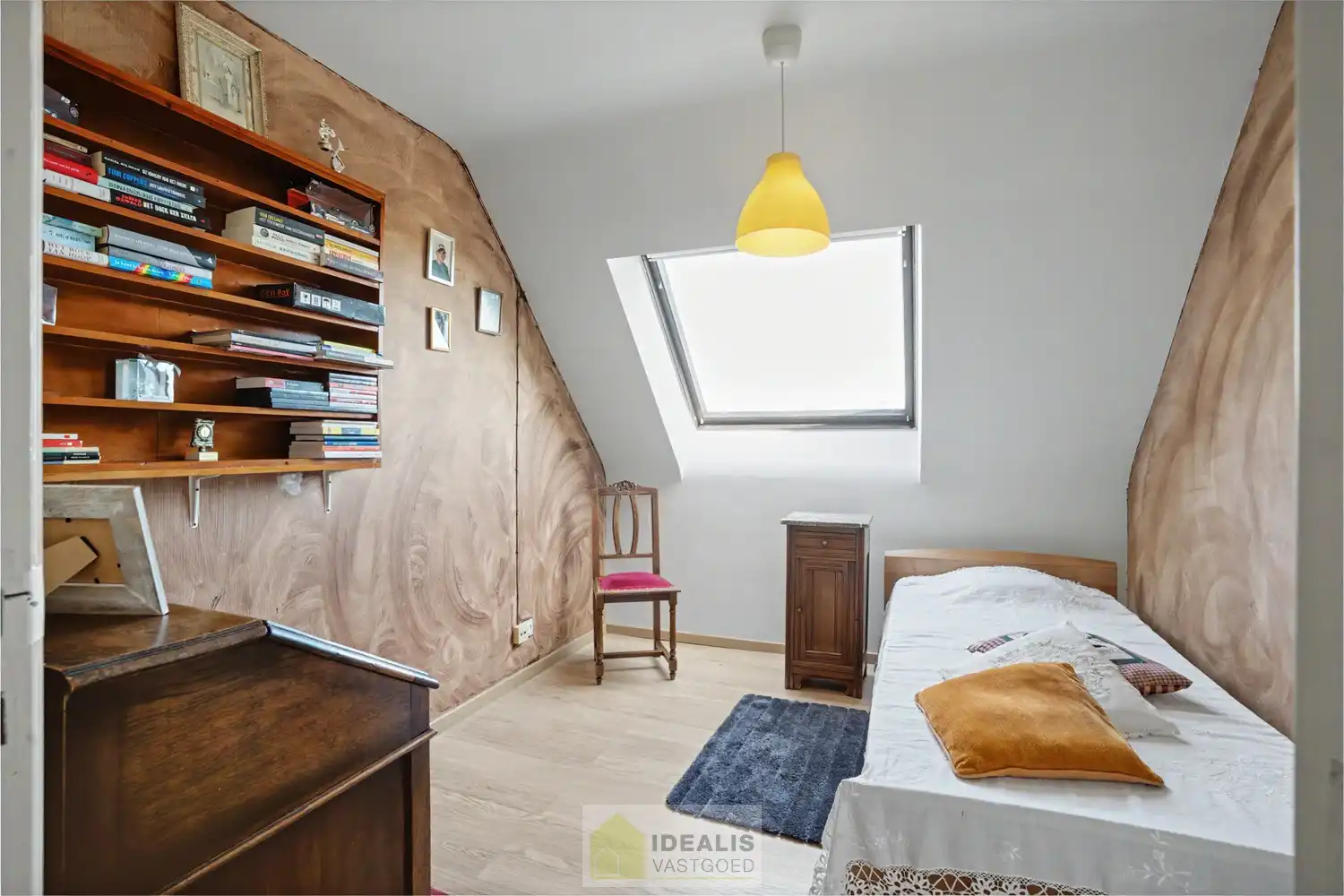 KARAKTERISTIEKE GEZINSWONING OP WANDELAFSTAND VAN HET CENTRUM VAN PEER MET WOONKAMER, GOED UITGERUSTE KEUKEN, BADKAMER, BUREAU, MOGELIJKHEID TOT MAAR LIEFST 4 SLAAPKAMERS EN EEN INPANDIGE GARAGE MET SECTIONALE POORT! - De woning omvat +-204m² bewoonbare oppervlakte en is gelegen op een perceel van +- 9a 46ca (946m²). Zeer geschikt voor kandidaten op zoek naar een centraal gelegen woning met karakter, nog volledig naar smaak op te frissen! foto 11