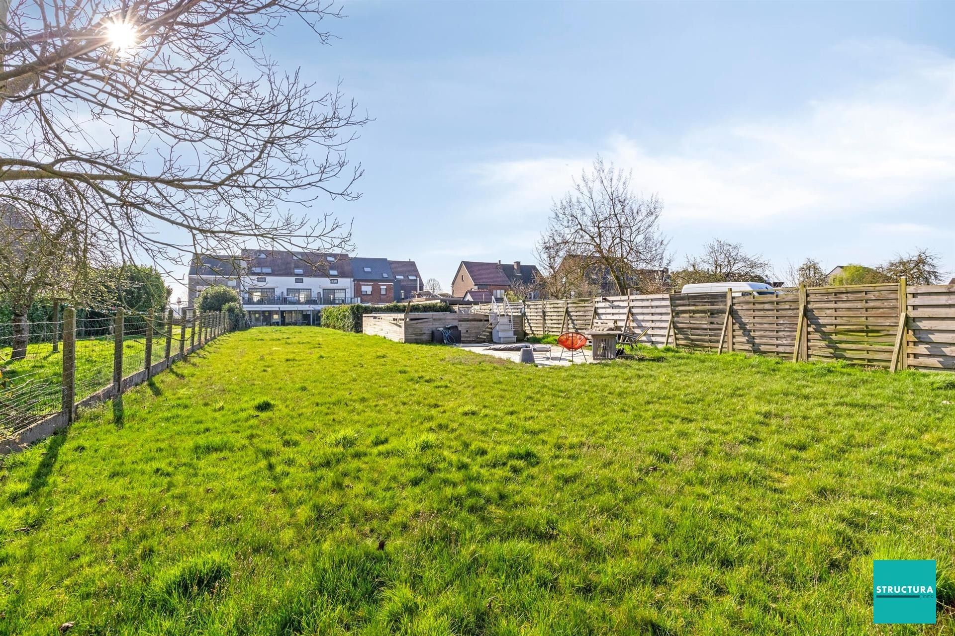 Gelijkvloers appartement met ruime tuin en twee carports foto 11