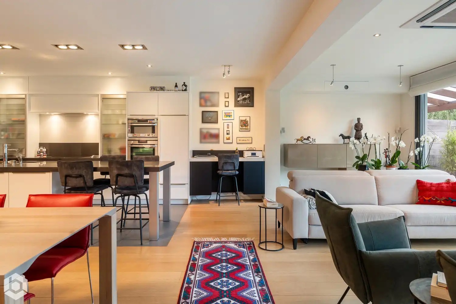 Exclusief gelijkvloers appartement met 2slpkrs, prachtige tuin en zwembad foto 8