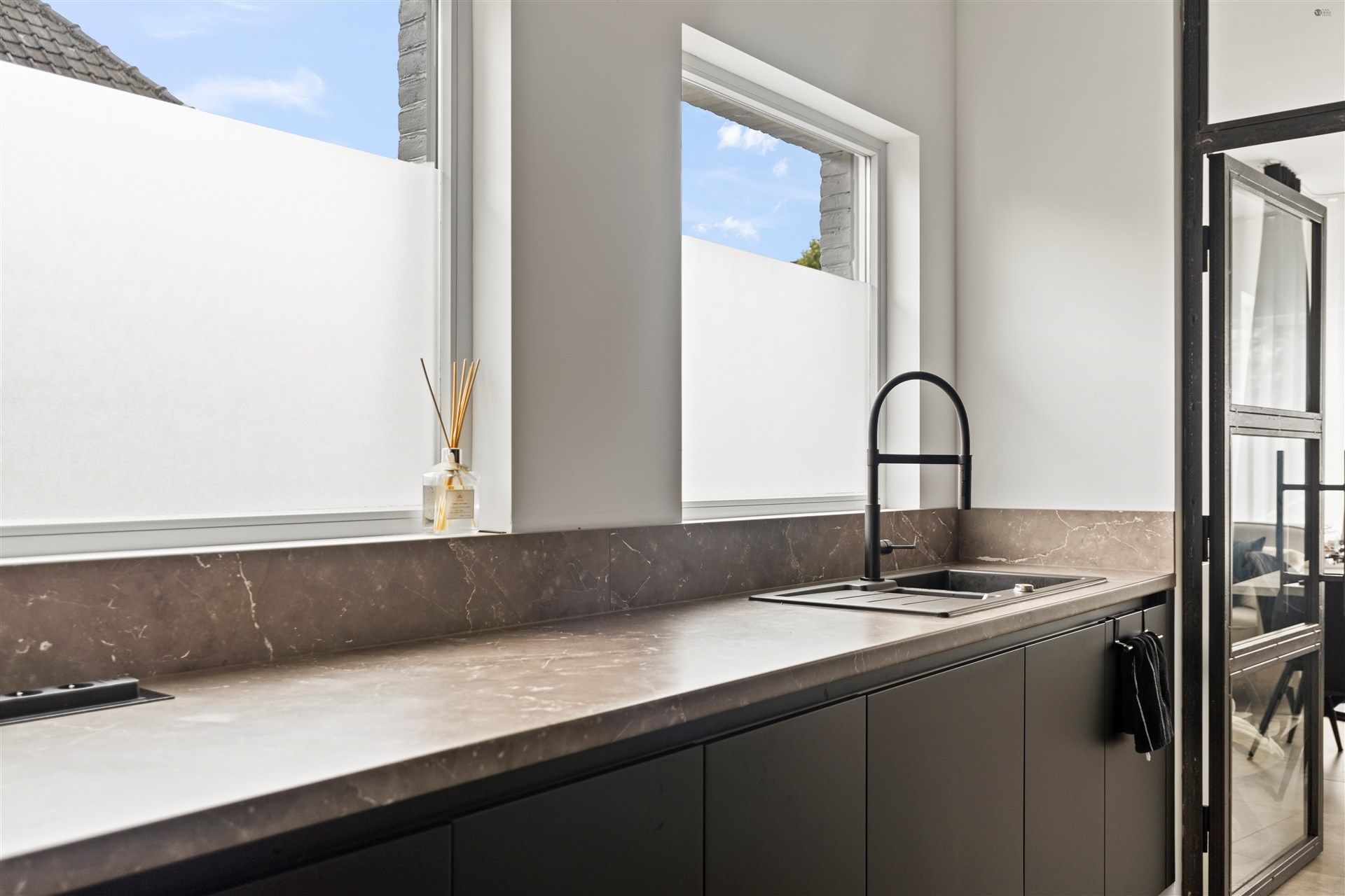 Centaal gelegen bungalow op 667m² grond foto 8