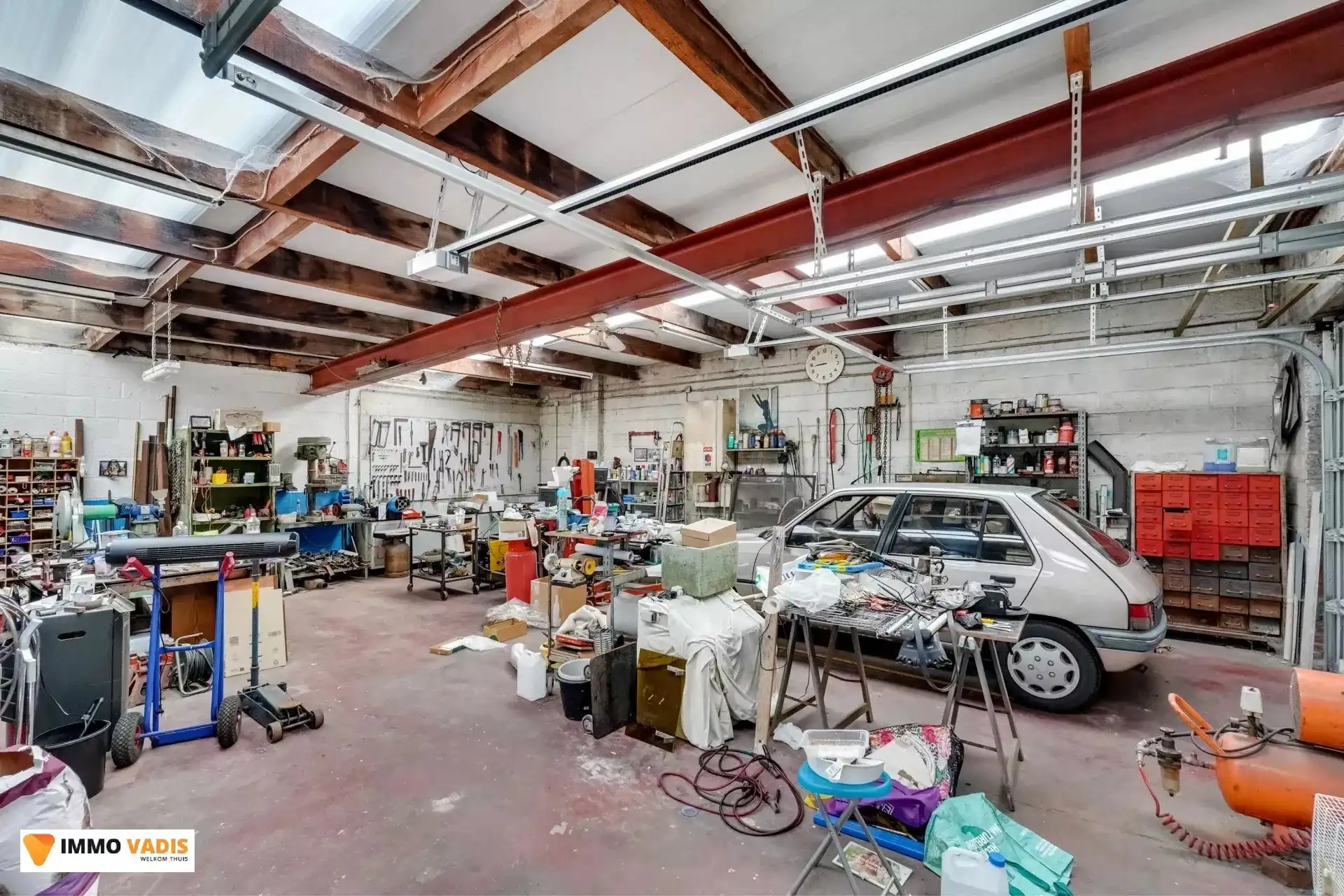 Te koop op lijfrente - Comfortabele villa met drie slaapkamers, twee garages en een magazijn. foto 27