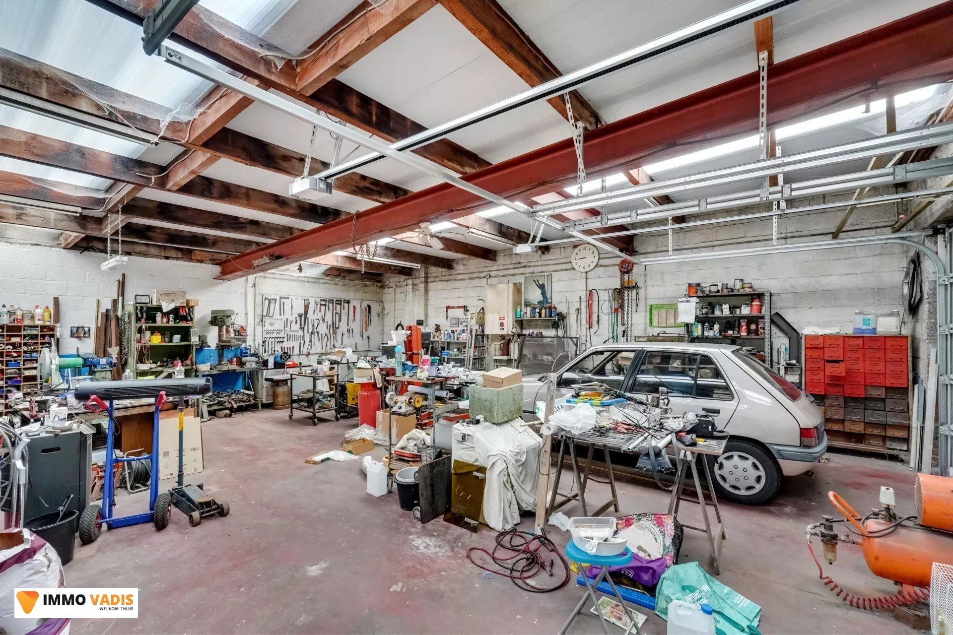 Te koop op lijfrente - Comfortabele villa met drie slaapkamers, twee garages en een magazijn. foto 30