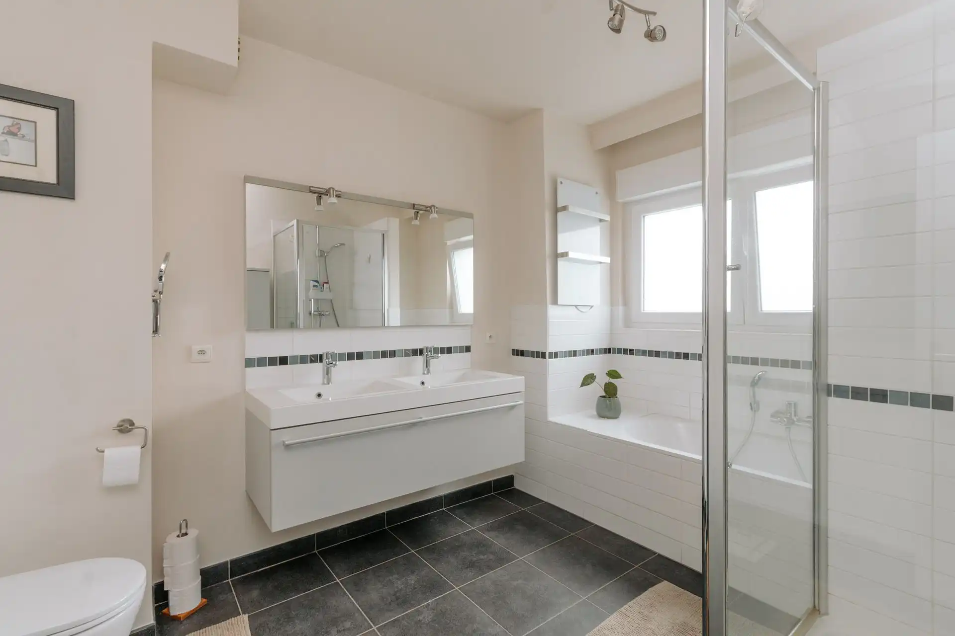 Gezinswoning met vier slaapkamers + tuin en garage foto 12