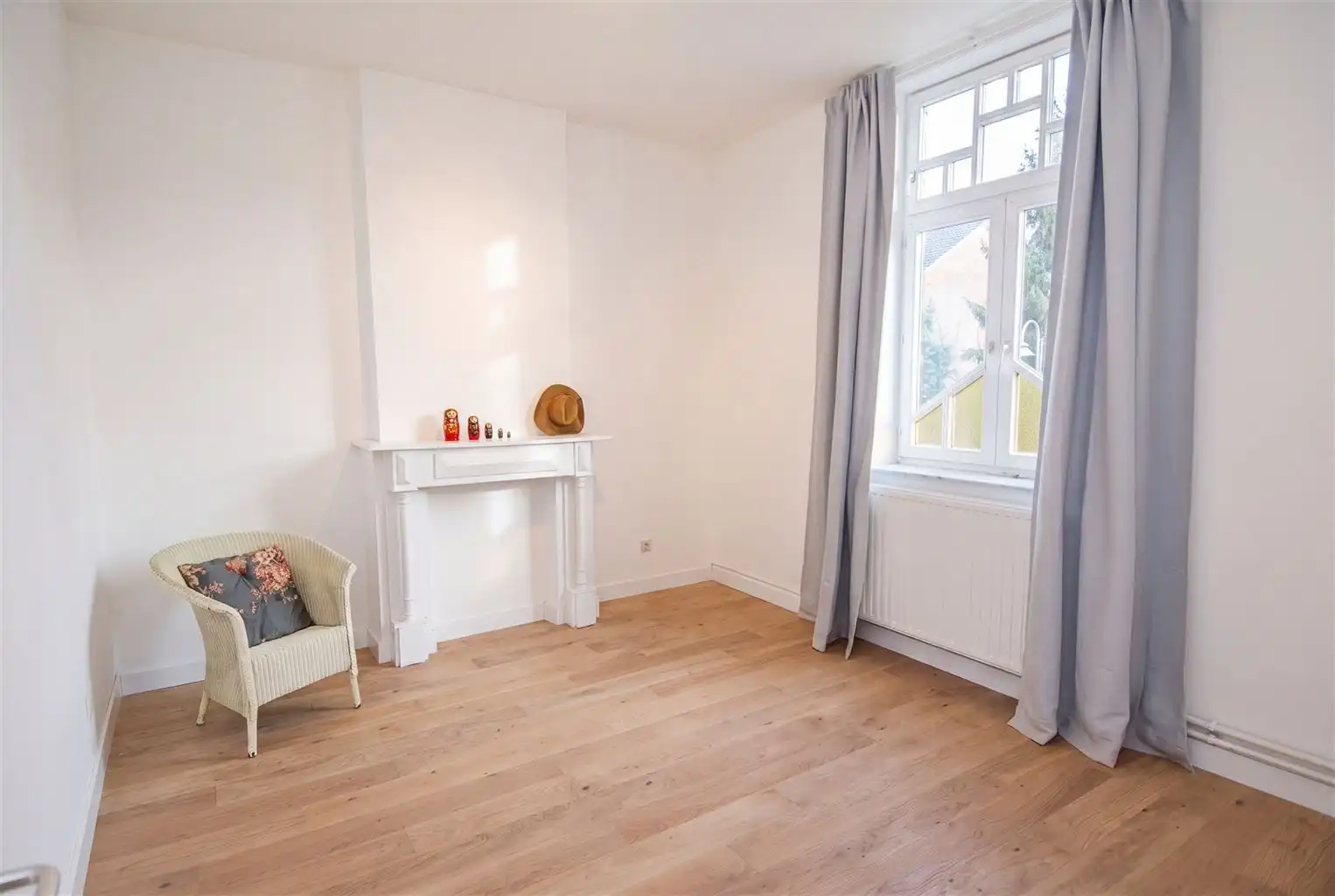 Volledig gerenoveerd, instapklaar herenhuis in eclectische stijl  met 3 slaapkamers(+dressing), mooi aangelegde tuin en autostaanplaats. foto 16