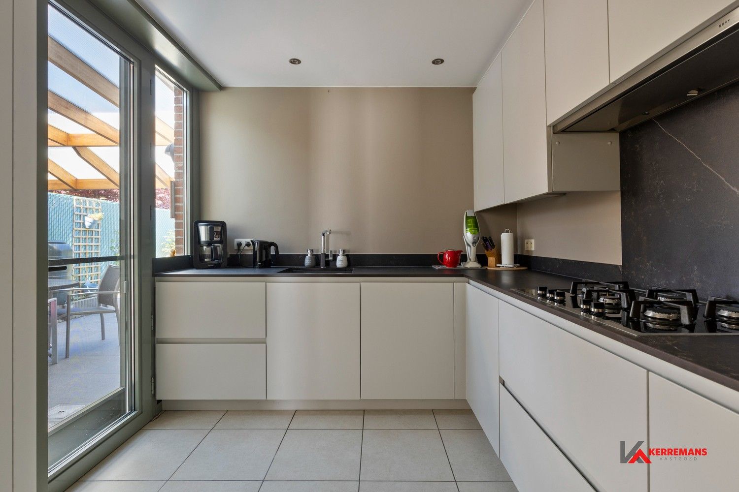 Woning met 3 slaapkamers, zonnige tuin en garage. foto 9