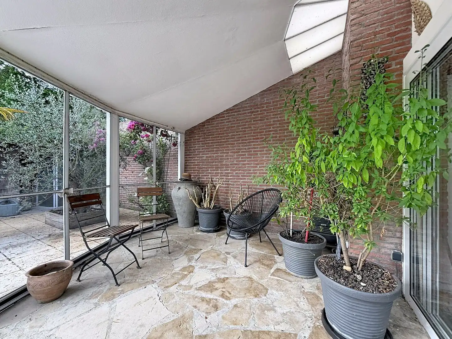 Exclusieve eigendom met handelsruimte, opbrengstappartementen en bouwgrond op toplocatie in Landen foto 17