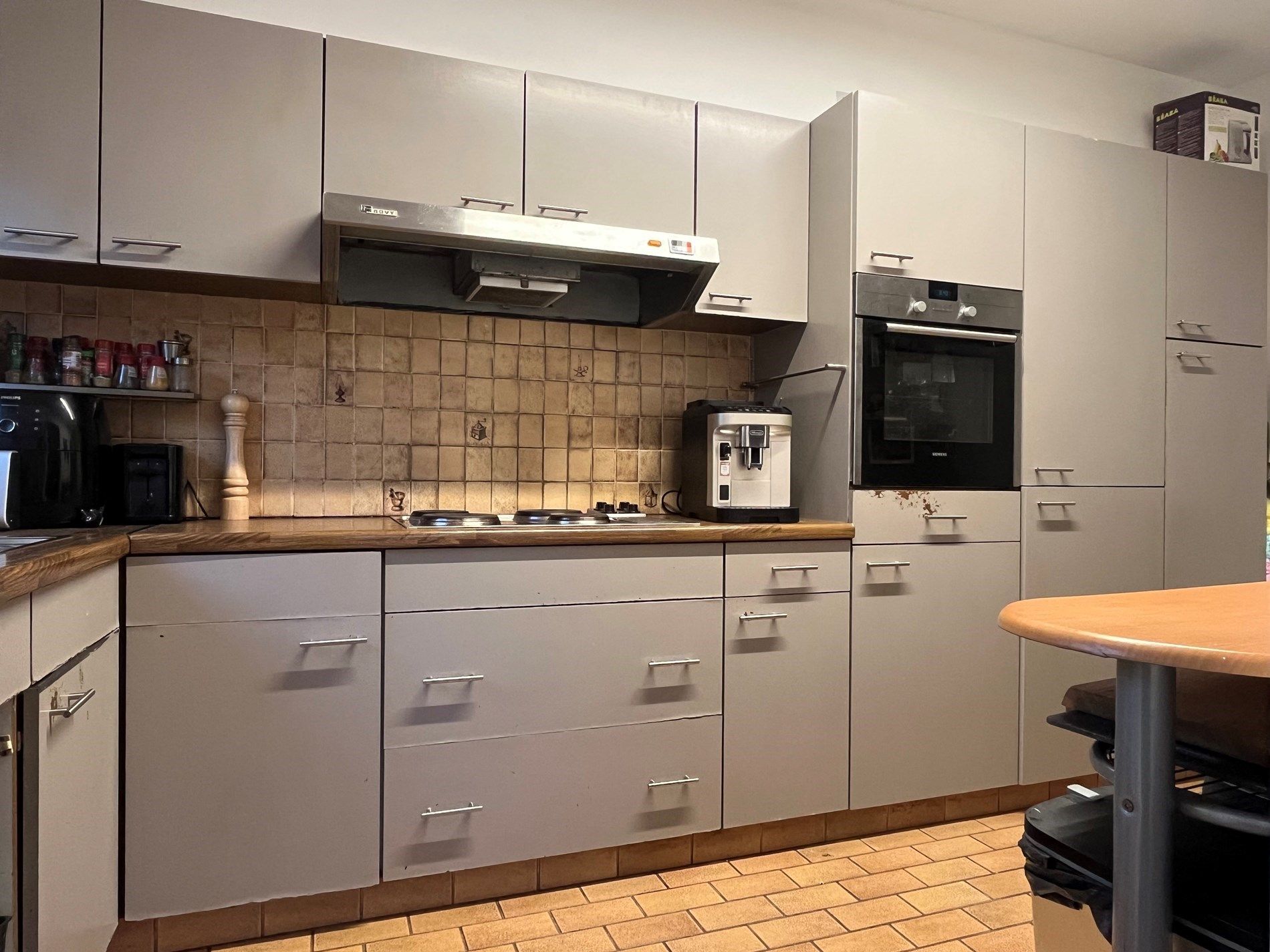 Gelijkvloers appartement van 423 m² met twee garages en veel praktische voorzieningen foto 5