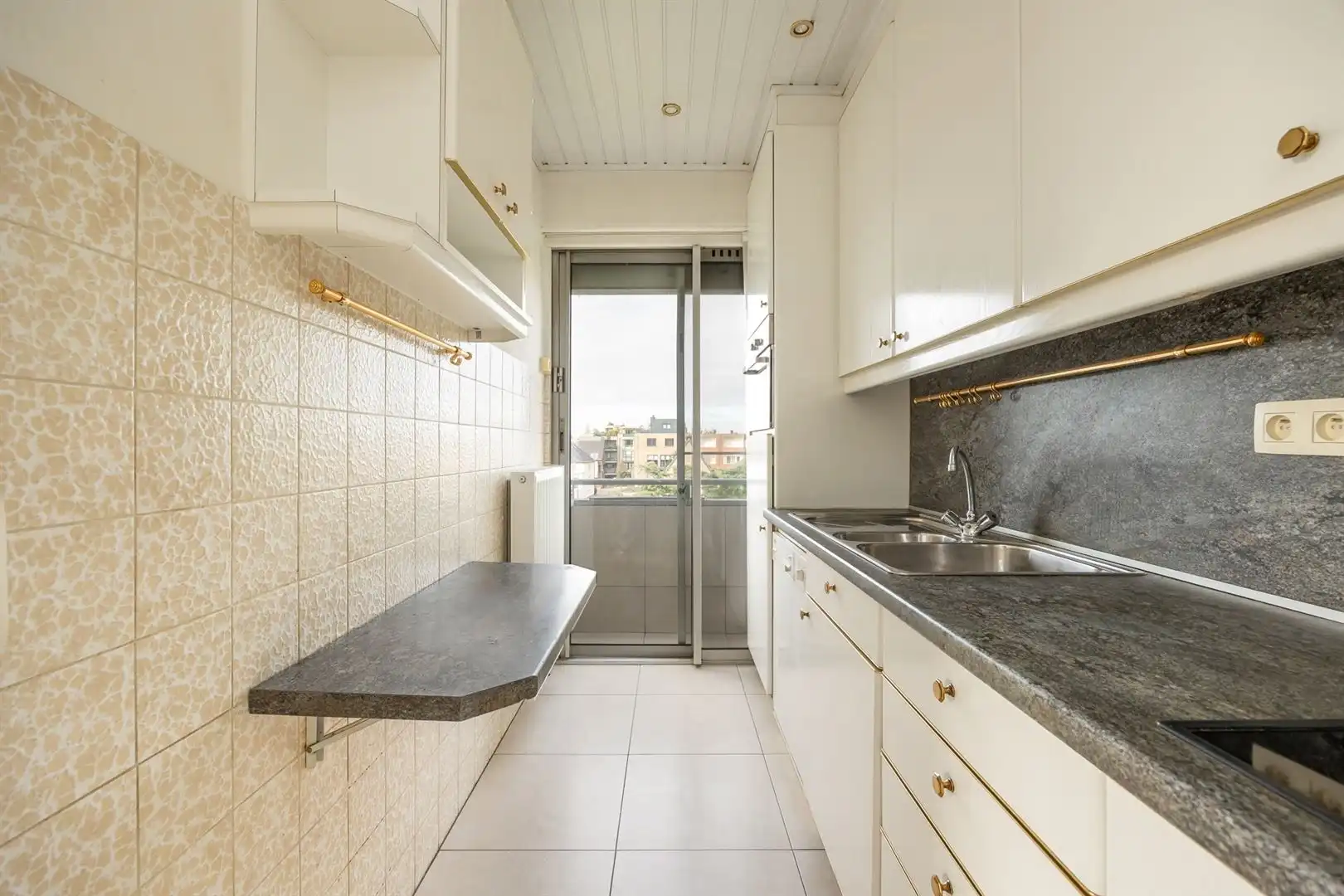 Op te frissen 3-slaapkamerappartement met lift en kelderberging  foto 12