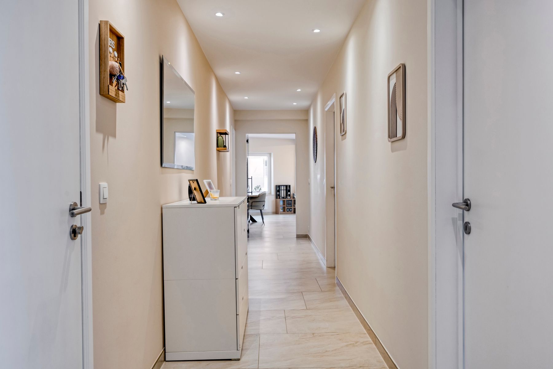 Ruim gerenoveerd 3-slaapkamer appartement op toplocatie !!! foto 8