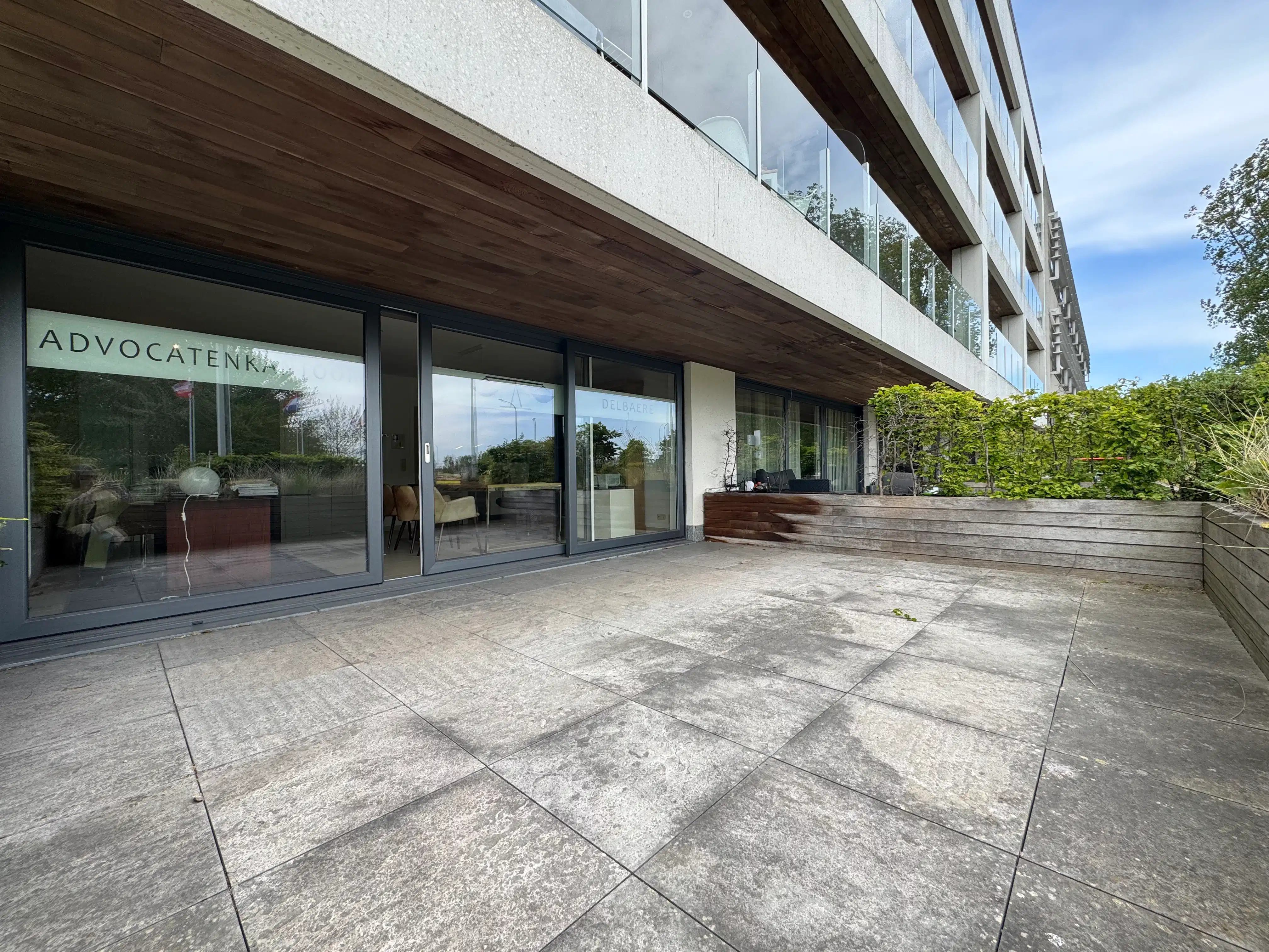 Lichtrijk gelijkvloers appartement met ruim terras foto 2