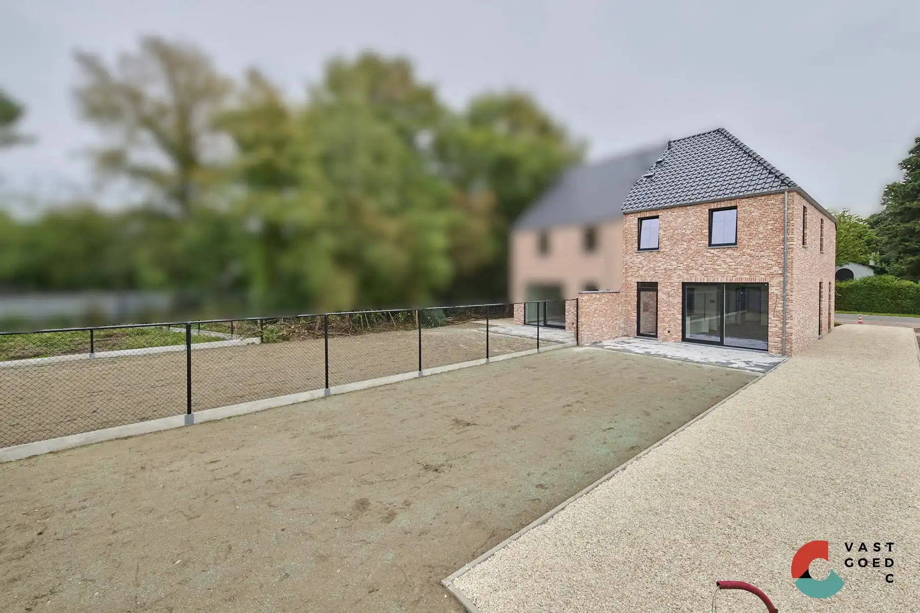 Nieuwbouwwoning in pastorijstijl met aangelegde tuin foto 12