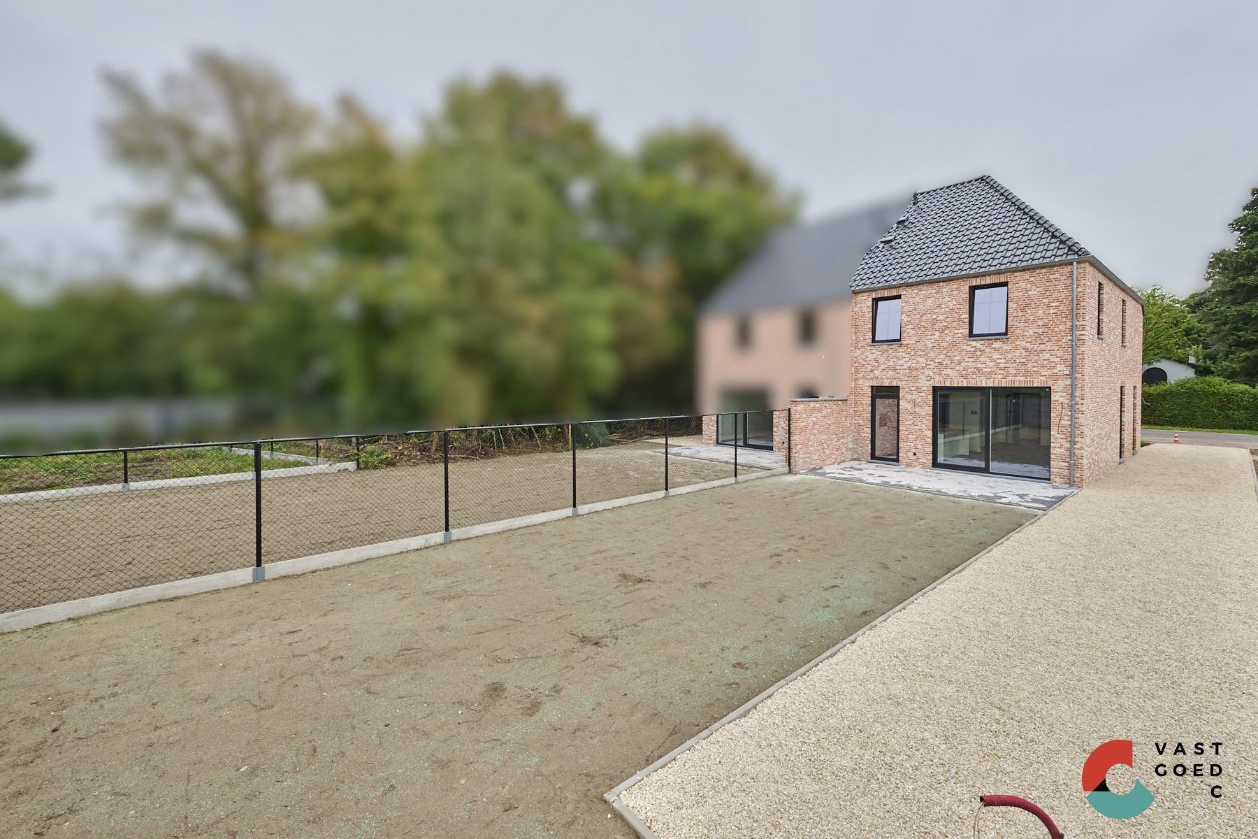Nieuwbouwwoning in pastorijstijl met aangelegde tuin foto 12