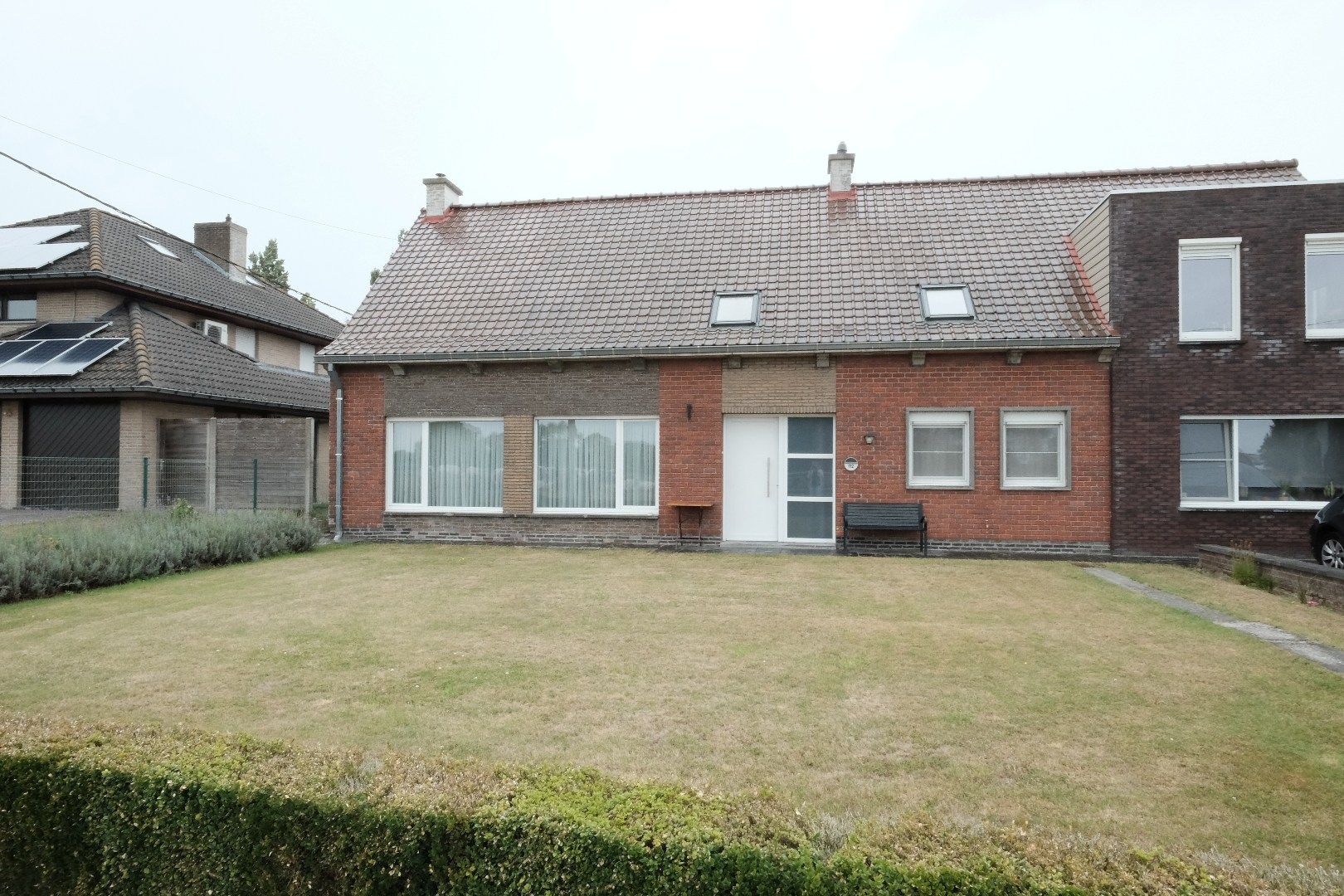 Landelijke woning met grote tuin en garage foto {{pictureIndex}}