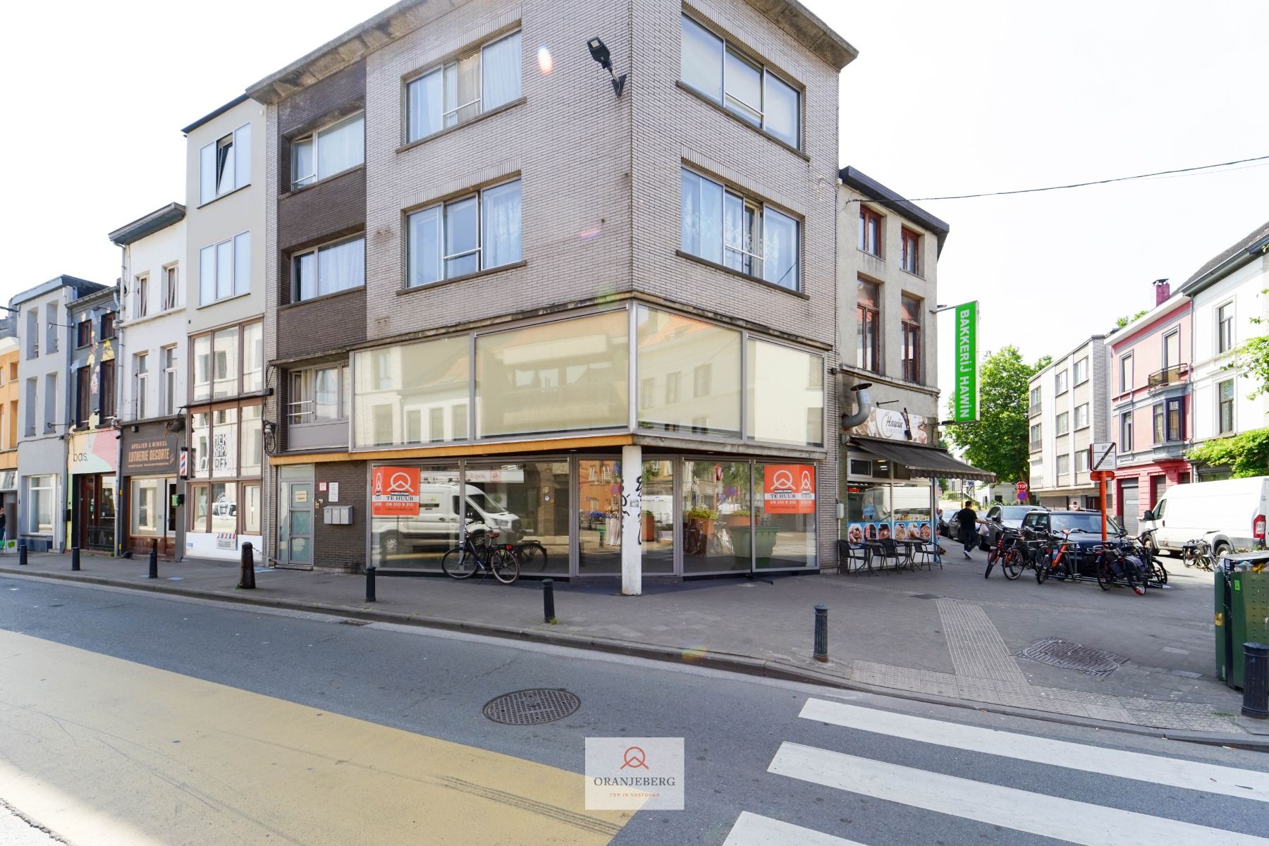 Gelijkvloers hoekpand te huur op commerciële ligging foto 2