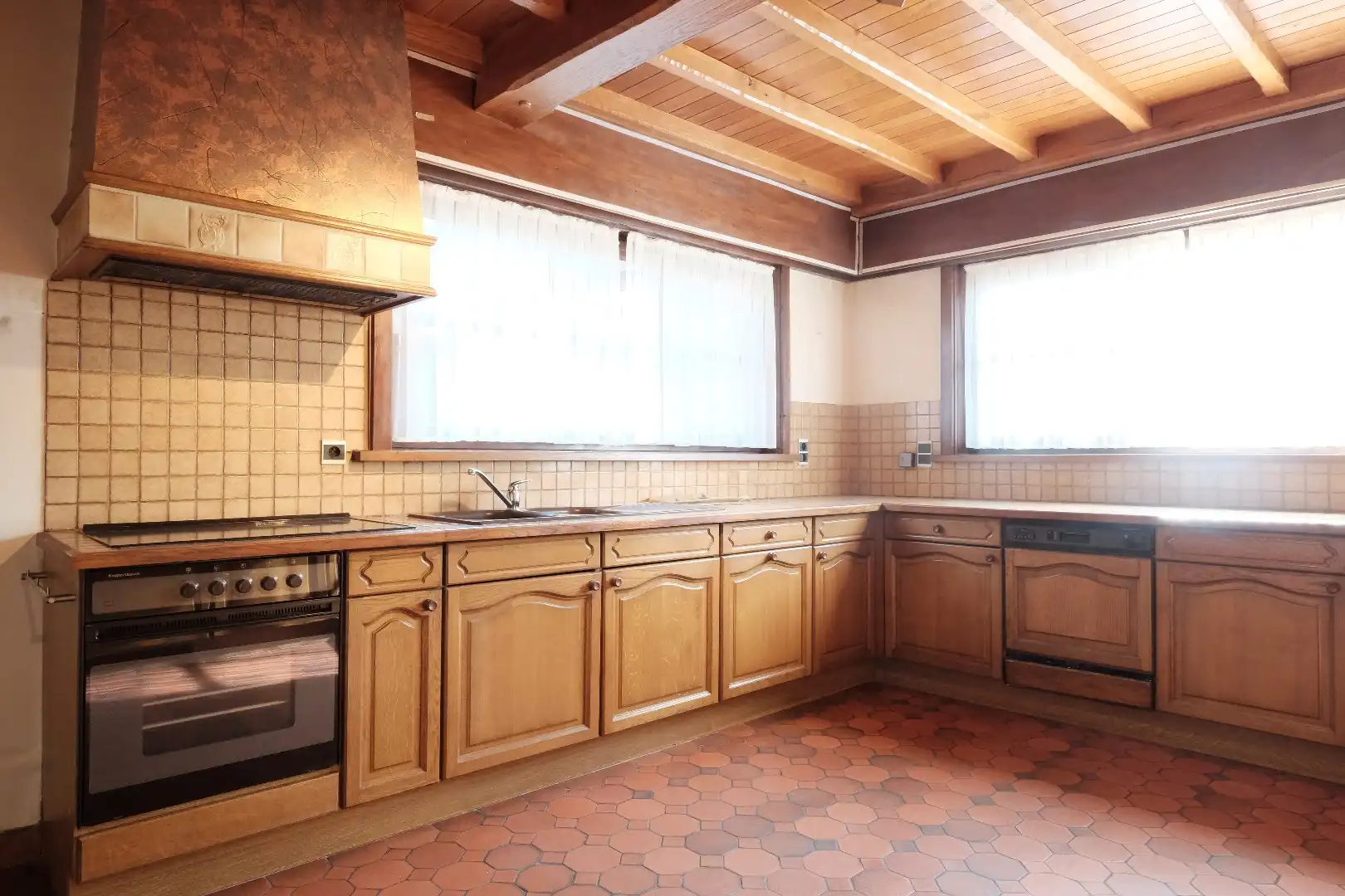 Ruime halfopen woning met 5 slaapkamers, 2 garages en zuidgerichte tuin foto 7