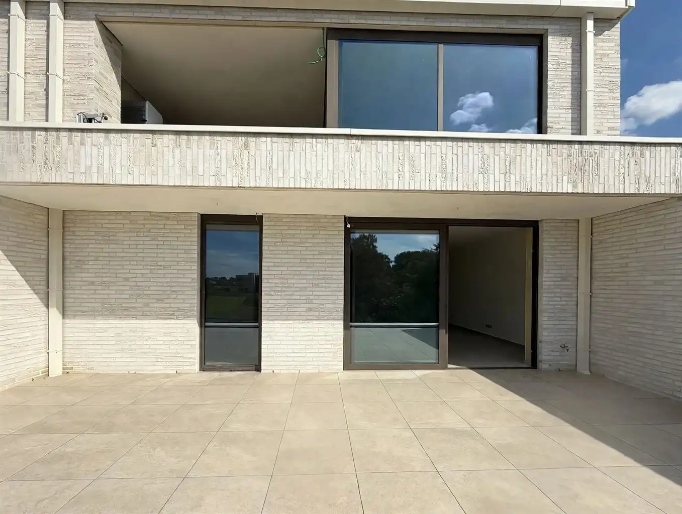Zeer ruim 1 (+1)-slaapkamerappartement op de eerste verdieping met zuidgericht terras van ca. 43 m², balkon en ondergrondse parkeerplaats, in hartje Maaseik. foto 6