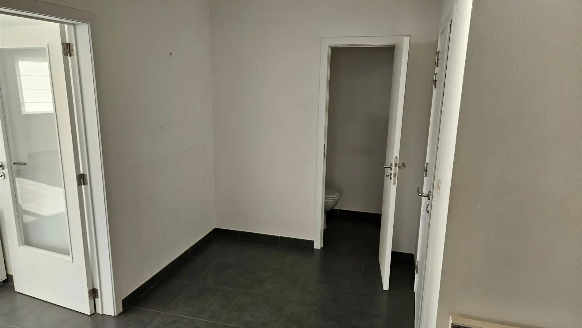 Ruim appartement met 2 slk, terras en garage foto 2