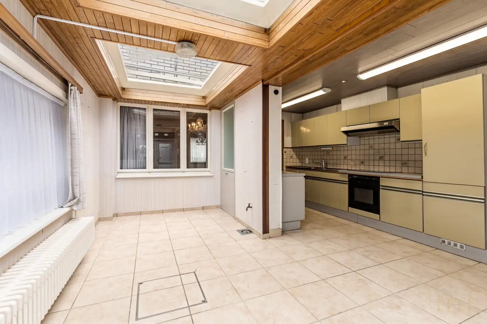 Halfopen renovatieproject met veel potentieel en diepe tuin met uitweg foto 11