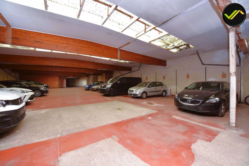 Te Koop: Unieke Investering in Gent - Appartement, Magazijn en 31 Parkeerplaatsen foto 11