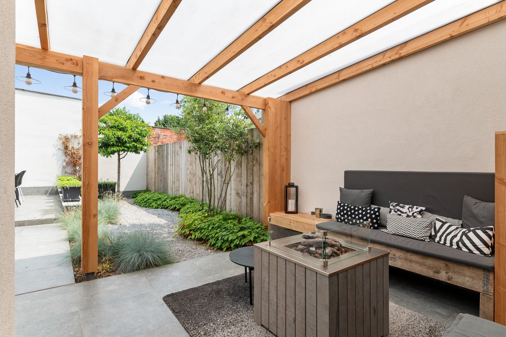 Gerenoveerde woning met zalige tuin in de woonwijk Vriesdonk foto 2