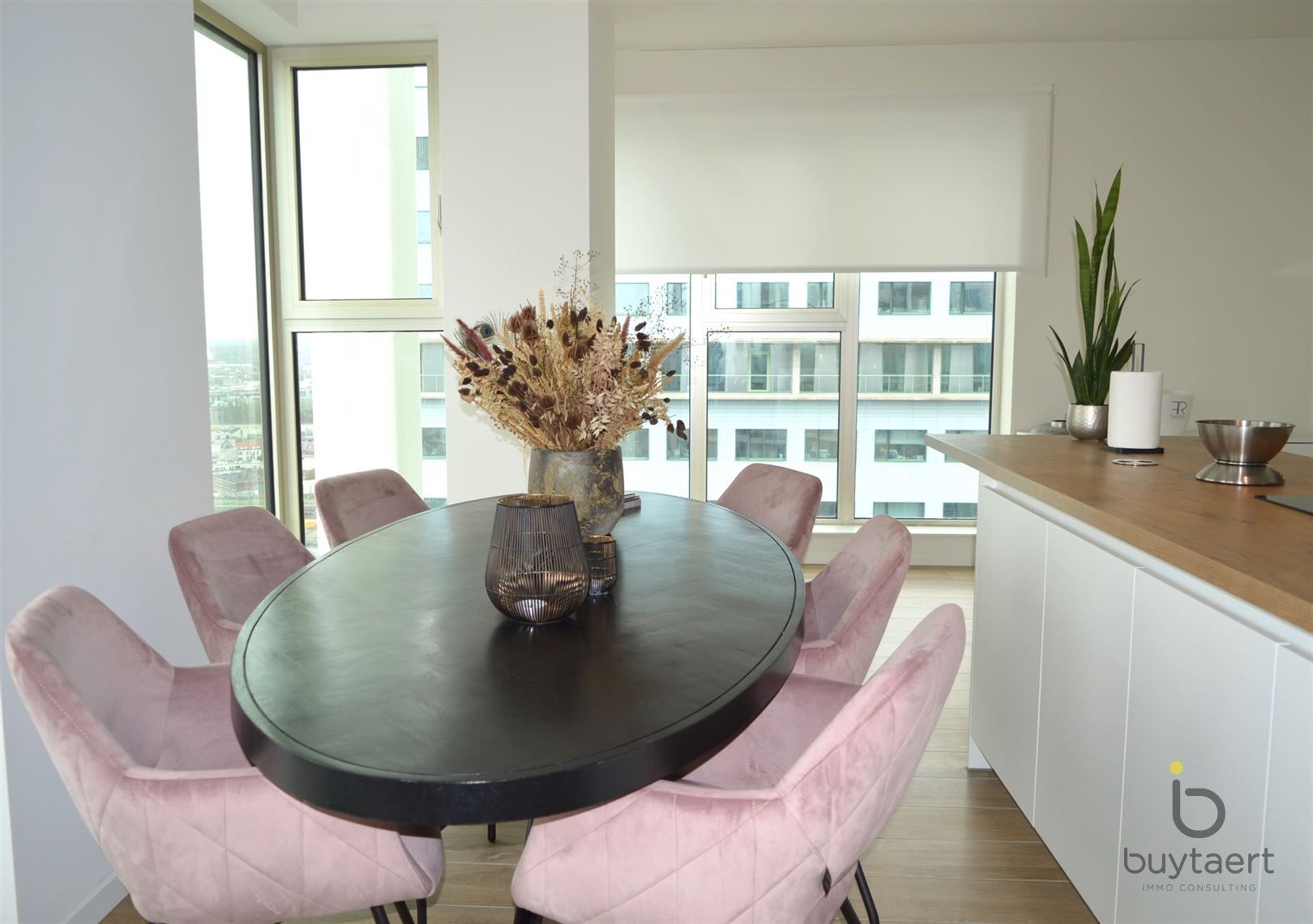 Subliem drie slaapkamer appartement op de Sky line in Antwerpen! foto 3