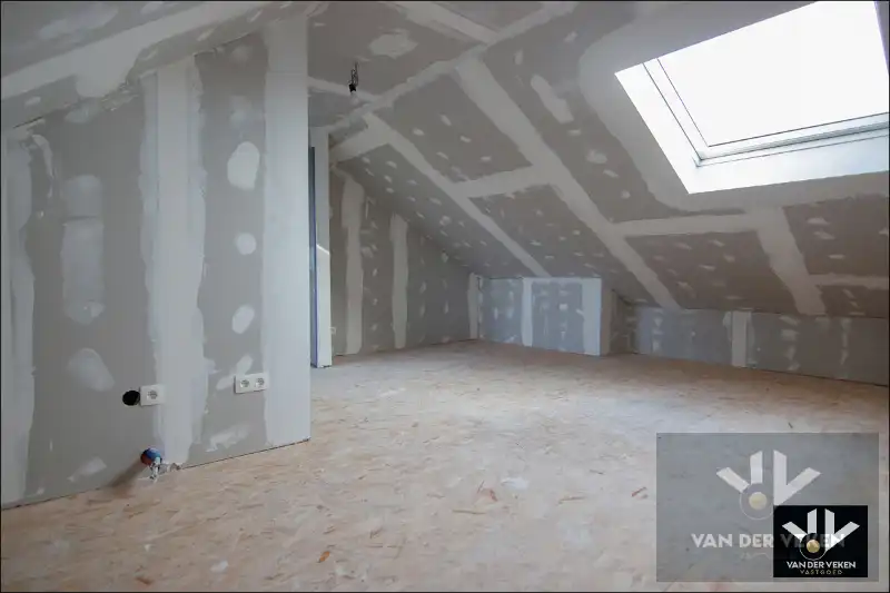 TOTAAL VERNIEUWDE WONING - ENKEL NOG AFWERKEN NAAR EIGEN SMAAK EN INZICHT foto 8