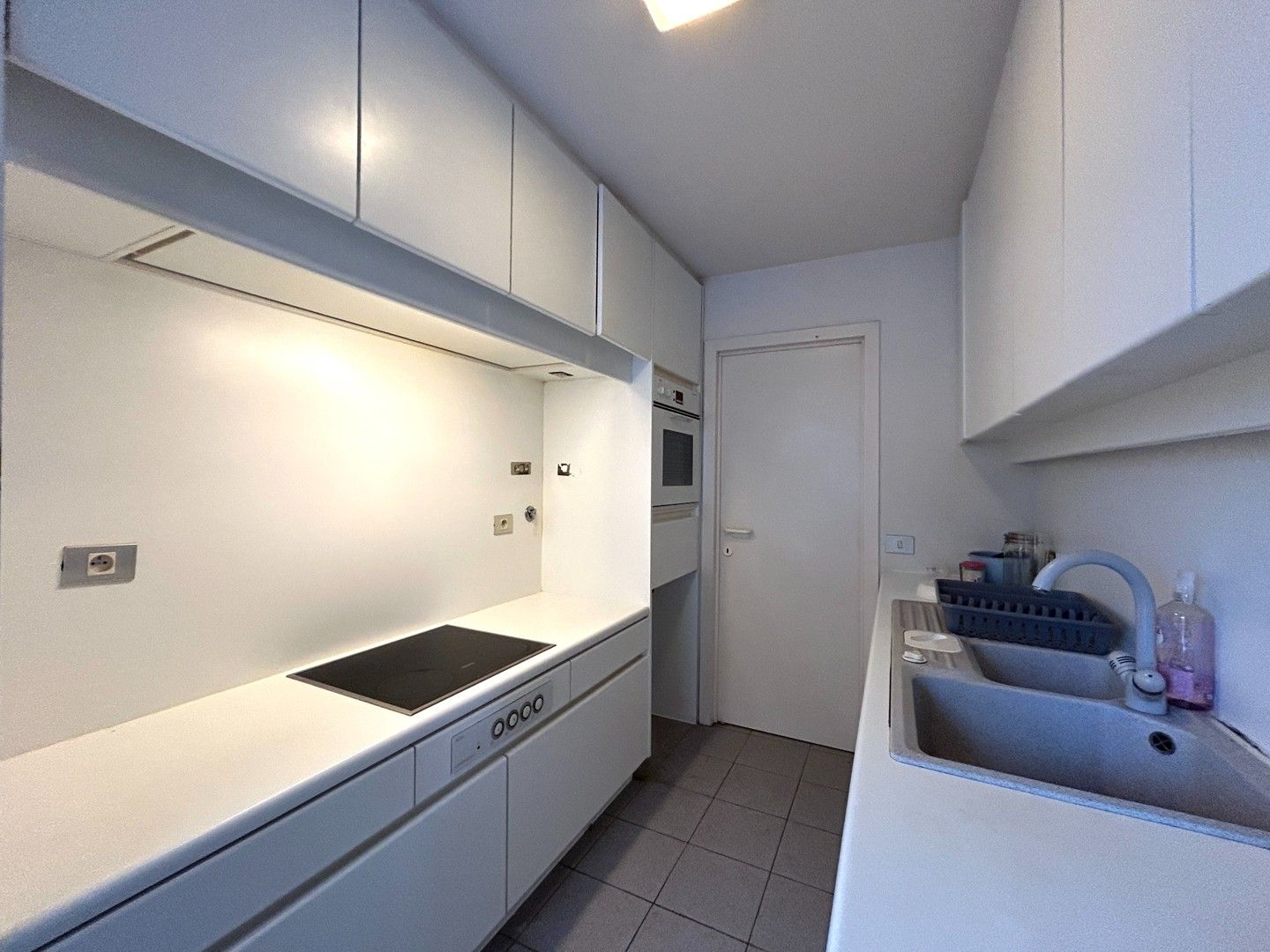 Instapklaar 1-slaapkamer appartement in hartje Kortrijk! foto 6