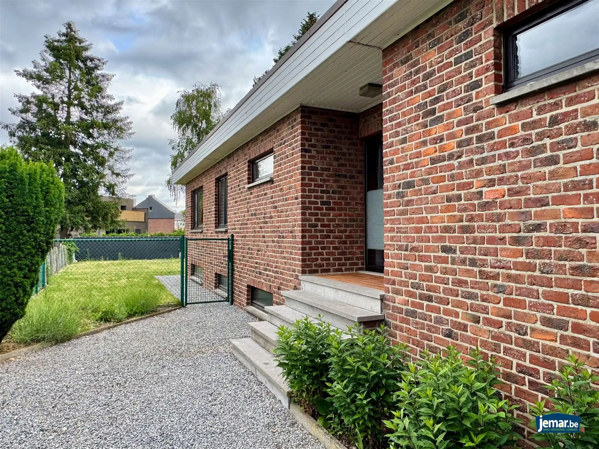 Ruime gezinswoning met 5 slaapkamers foto 2