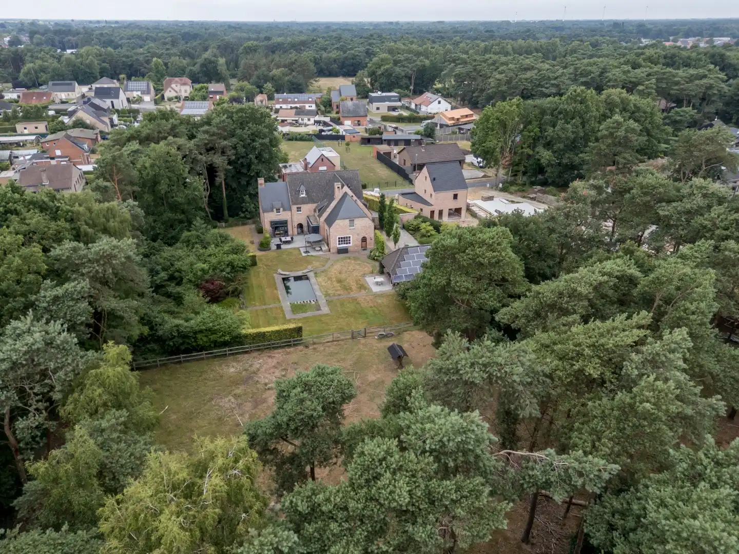 Exclusieve villa met oa 5 slaapkamers en verwarmde zwemvijver  op 2.070 m². foto 3