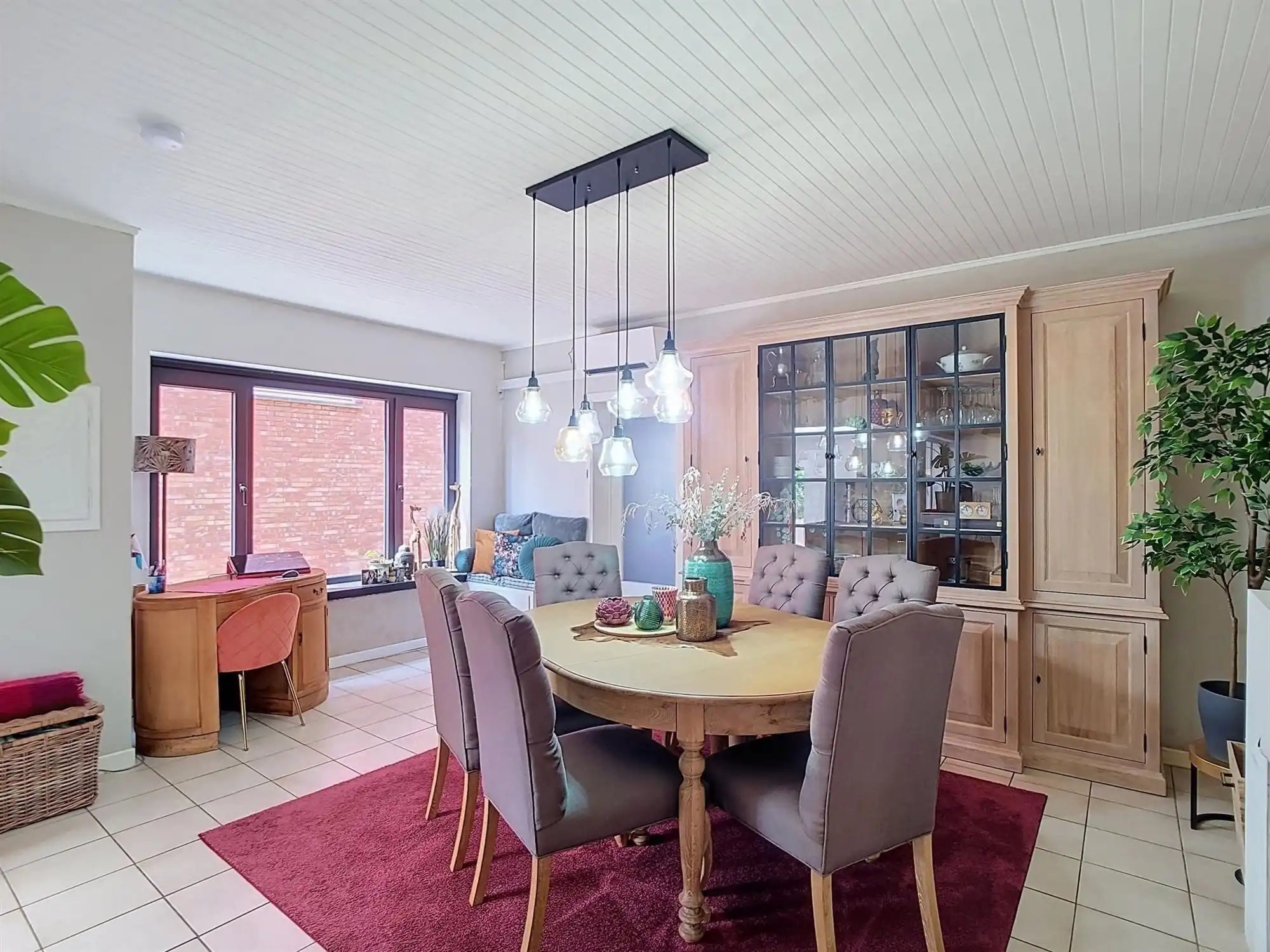 Ruime gerenoveerde gezinswoning met 4 slaapkamers foto 4