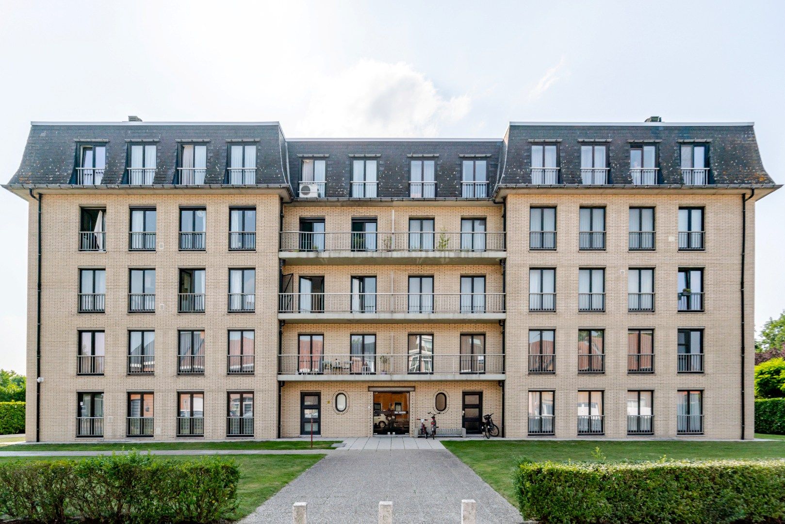 Goed gelegen appartement met garagebox foto {{pictureIndex}}