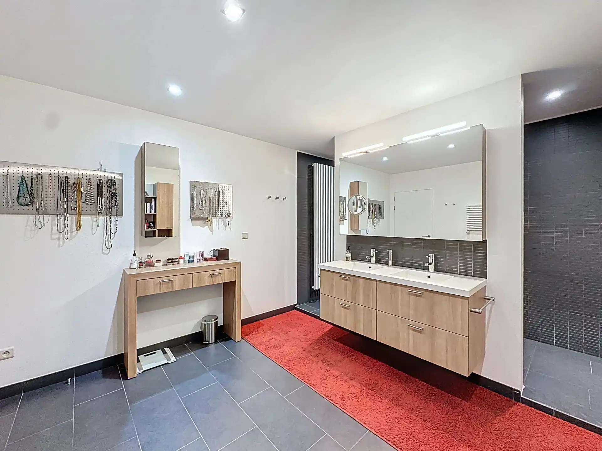 Zeer ruim en luxueus appartement met 2 slaapkamers, terras, tuin en overdekte staanplaats. foto 20