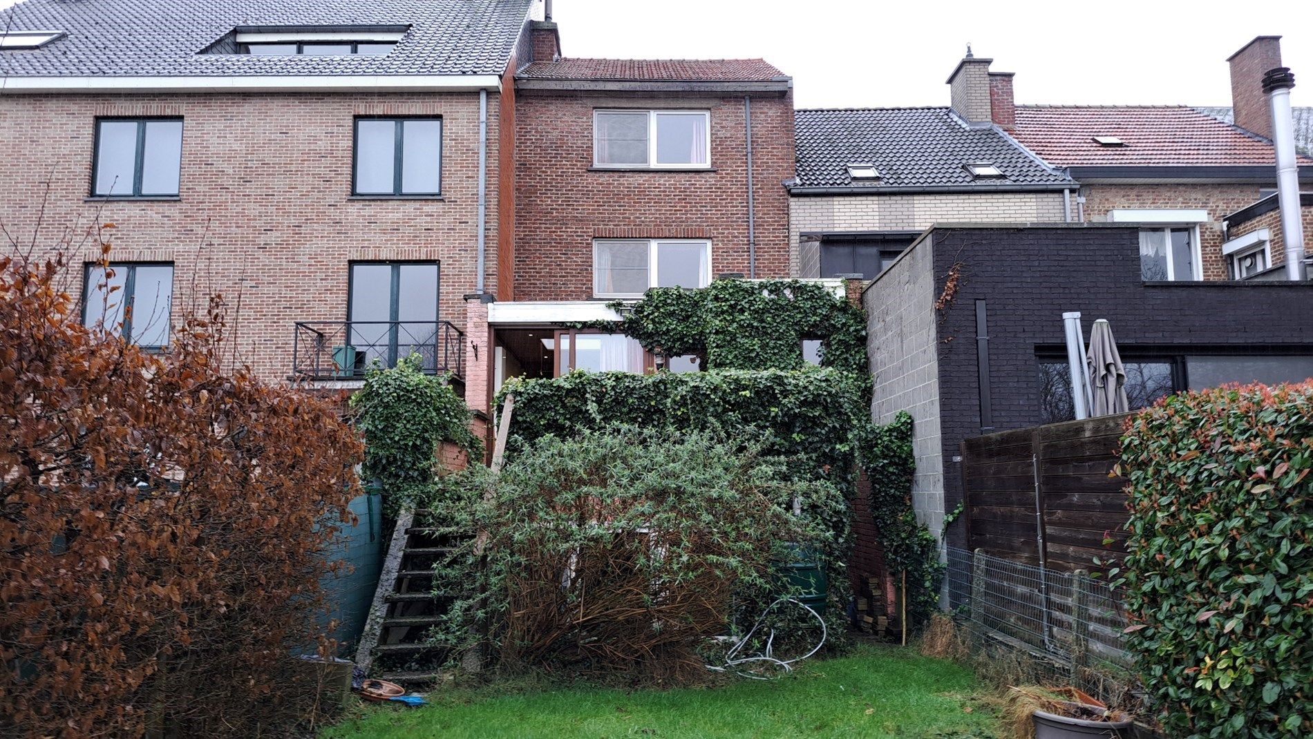 Gezinswoning met 4 slaapkamers, speelkamer en garage foto 2