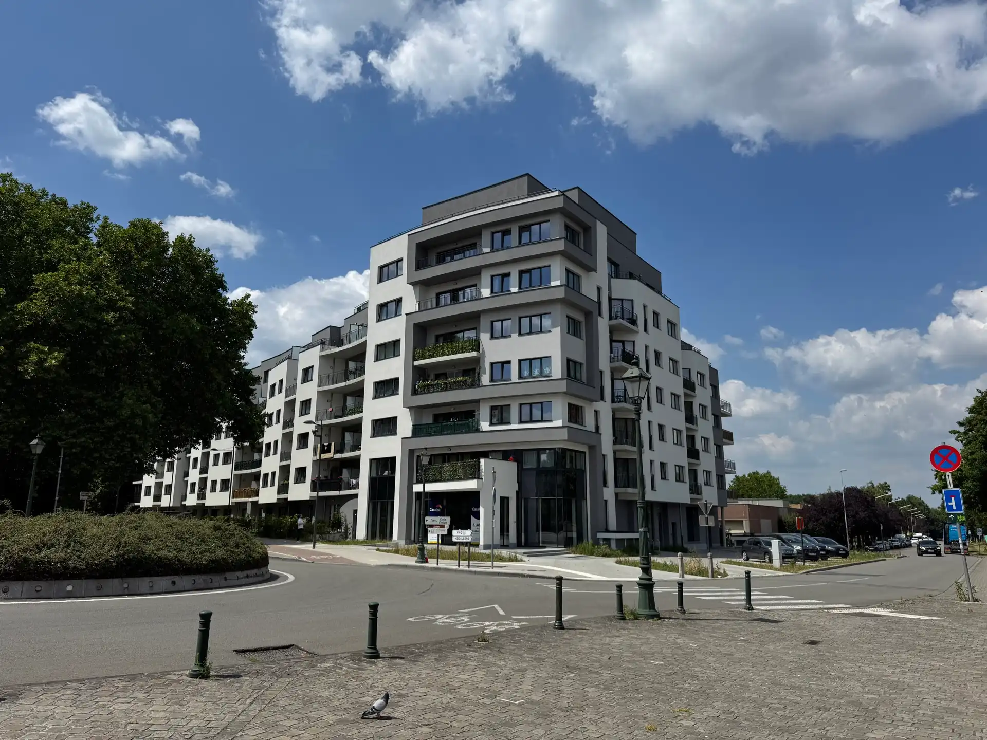 Handelsgelijkvloers te huur in een nieuwbouwproject foto 2