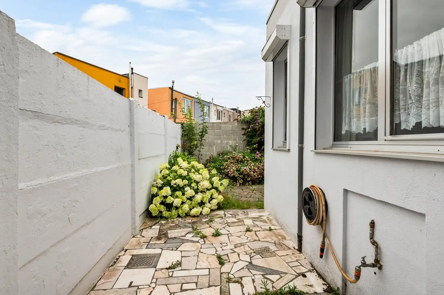 Charmante doch te renoveren woning met 2-3 slk, garage, tuin en veel potentieel vlakbij Rivierenhof! foto 10
