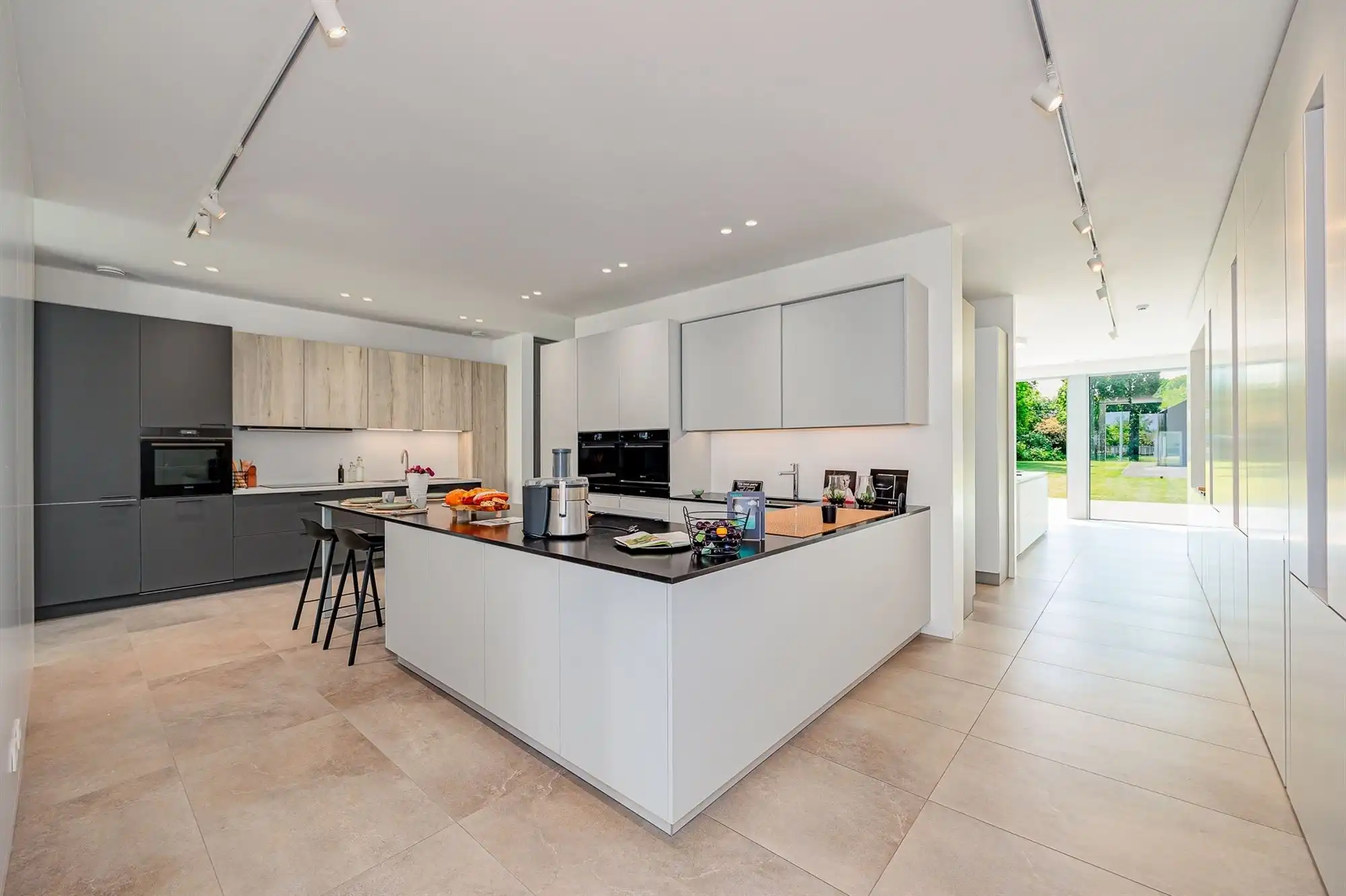 Prachtig afgewerkt gebouw - showroom + villa foto 5