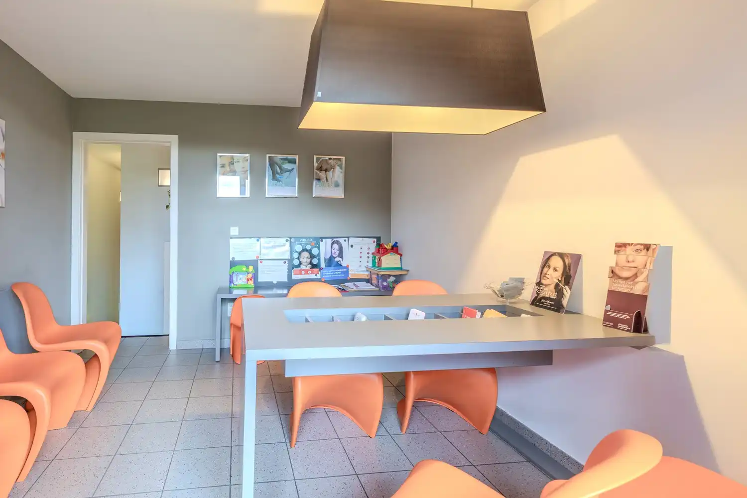 Appartement met drie slaapkamers, momenteel ingericht als dokterspraktijk in Maasmechelen. foto 18